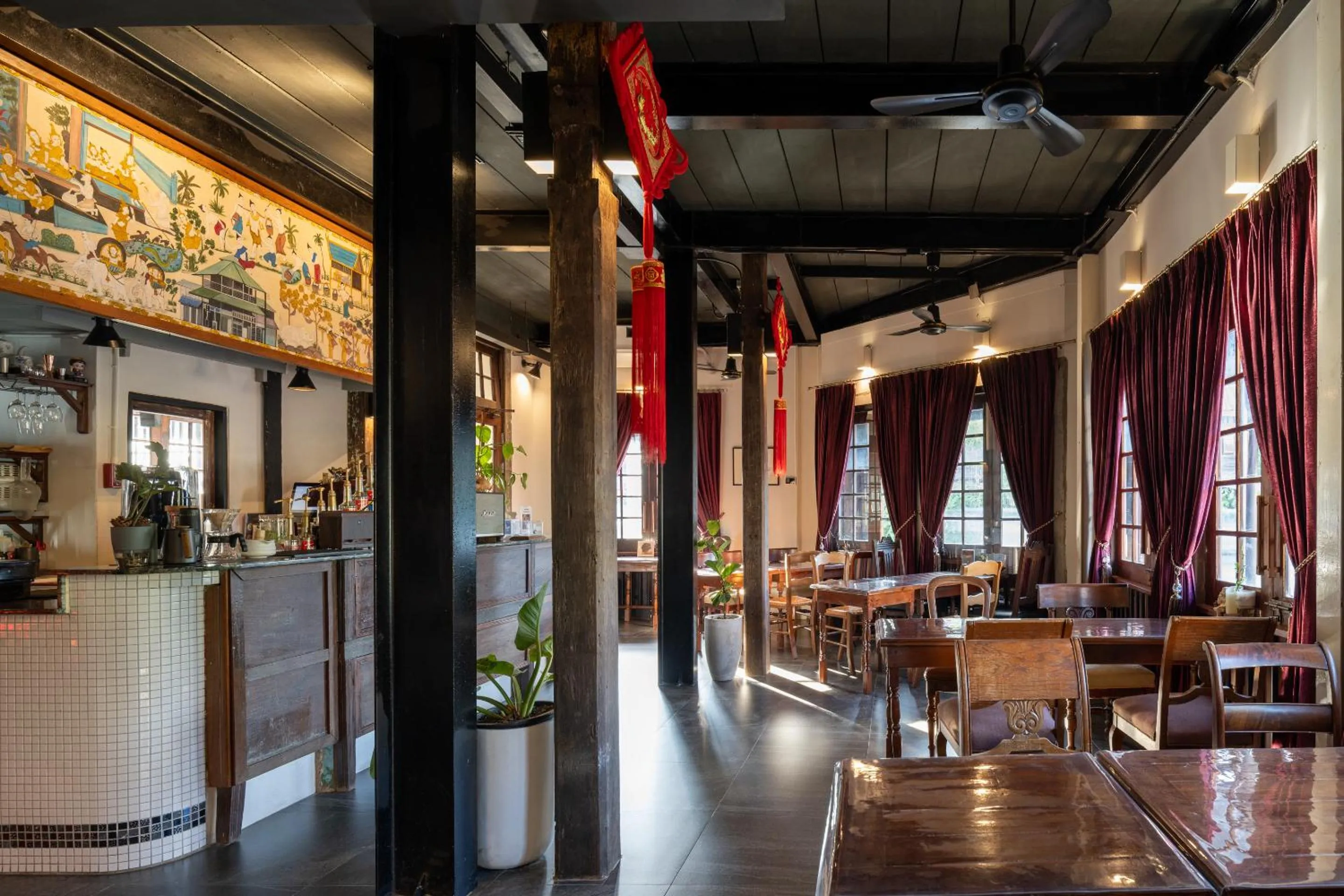 Restaurant/places to eat in Velawarin Hotel