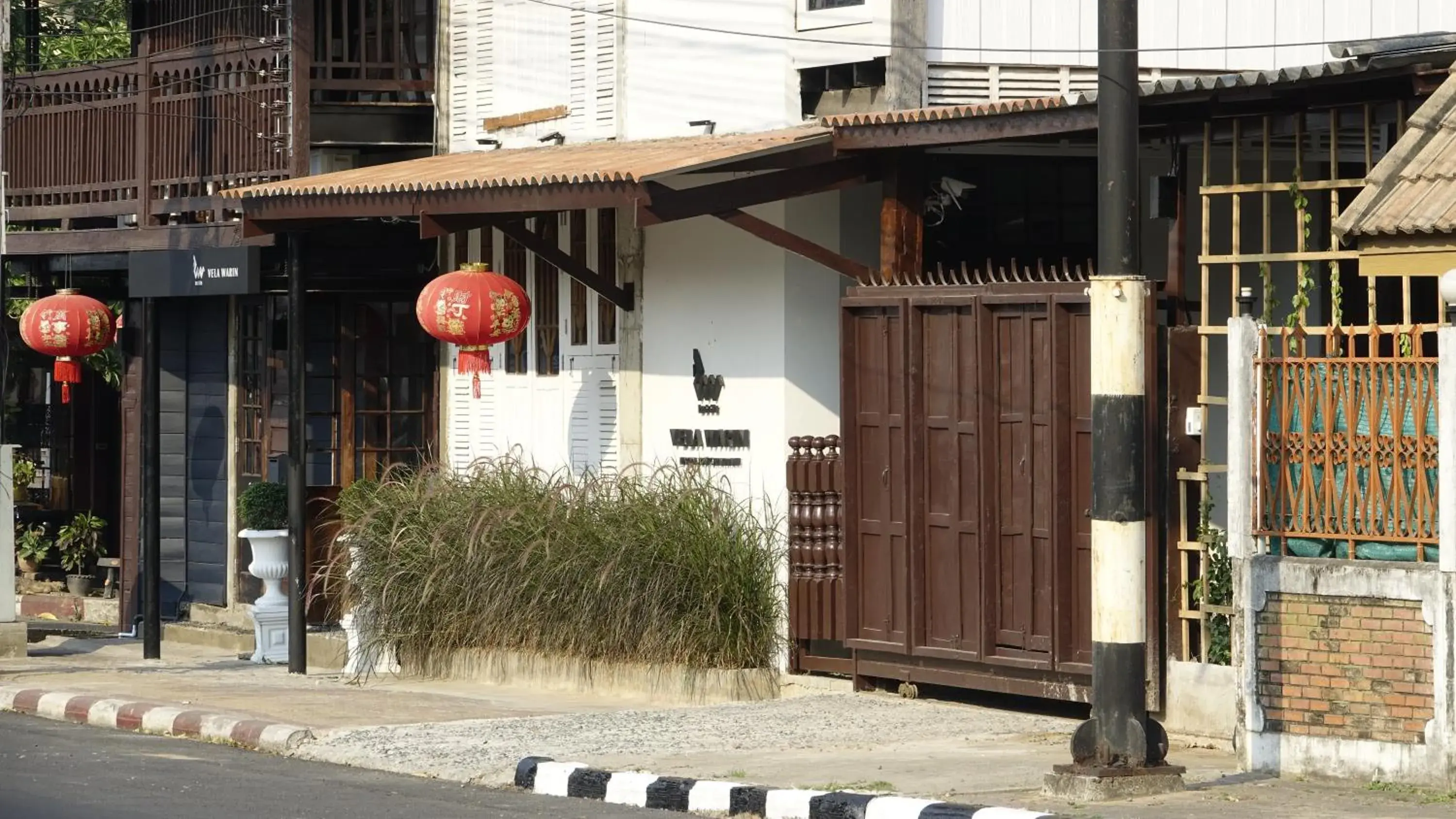 Facade/entrance in Velawarin Hotel Facade/entrance in Velawarin Hotel