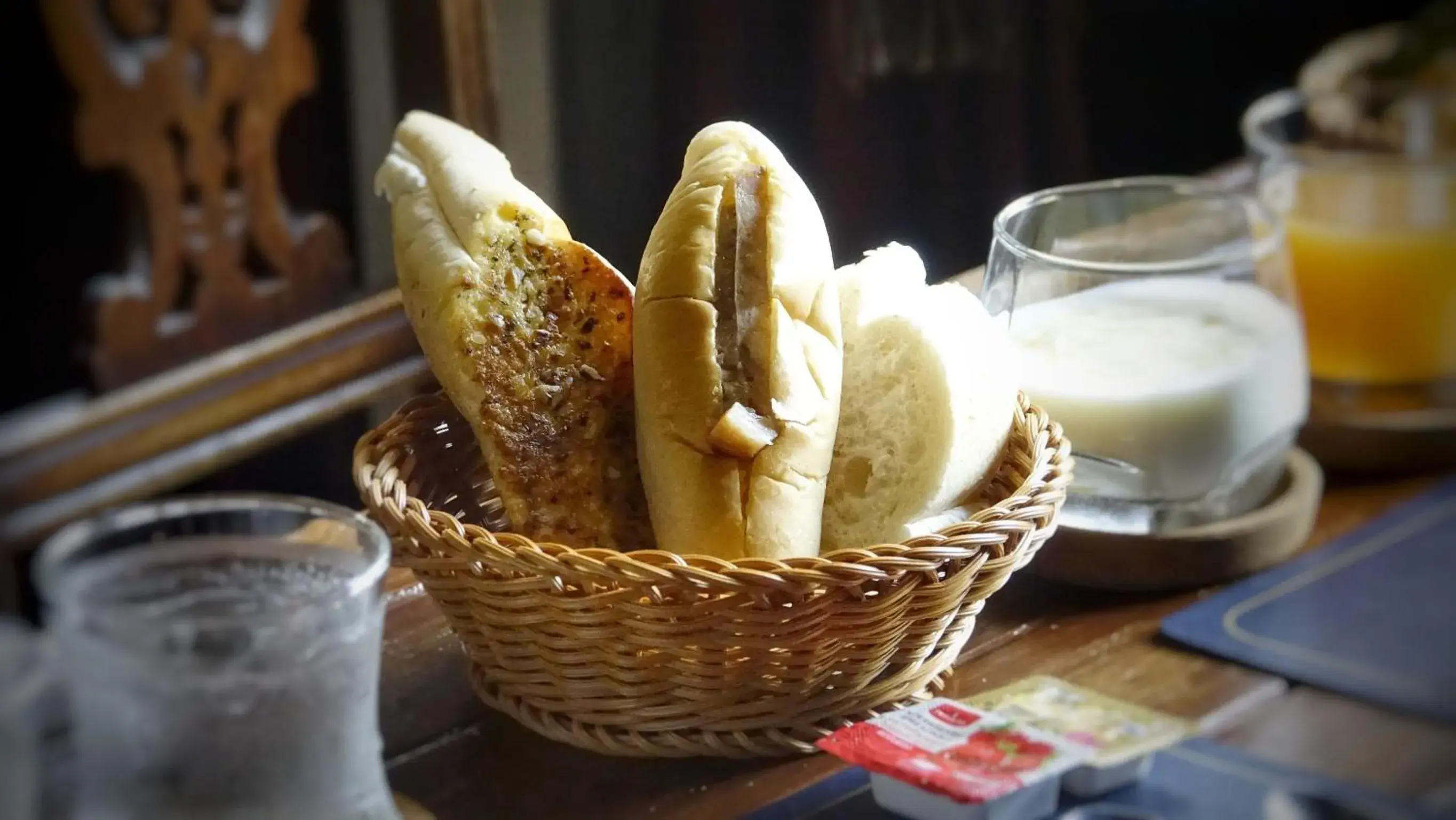 Food and drinks in Velawarin Hotel Food and drinks in Velawarin Hotel