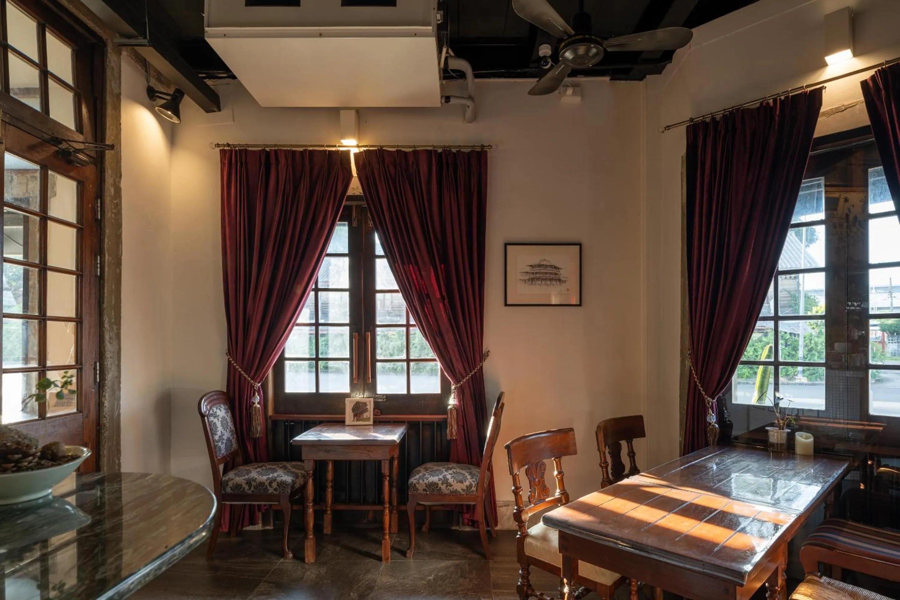 Restaurant/places to eat in Velawarin Hotel