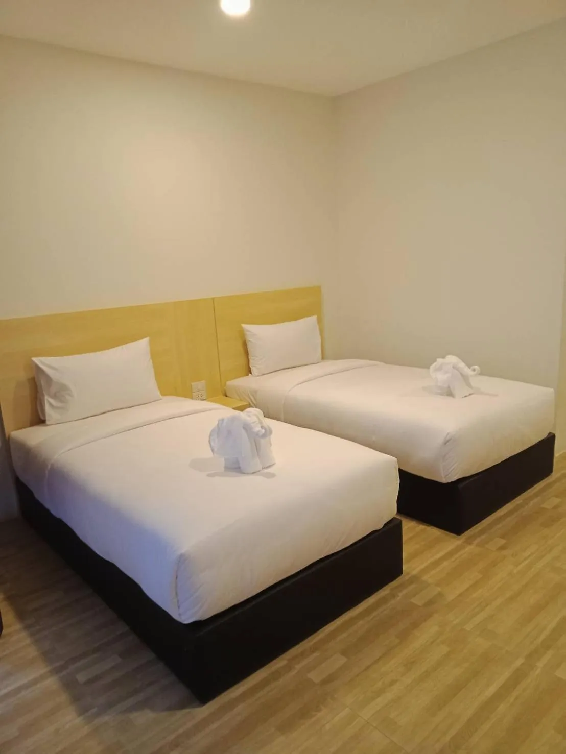 Bed in The charlotte smart hotel lopburi