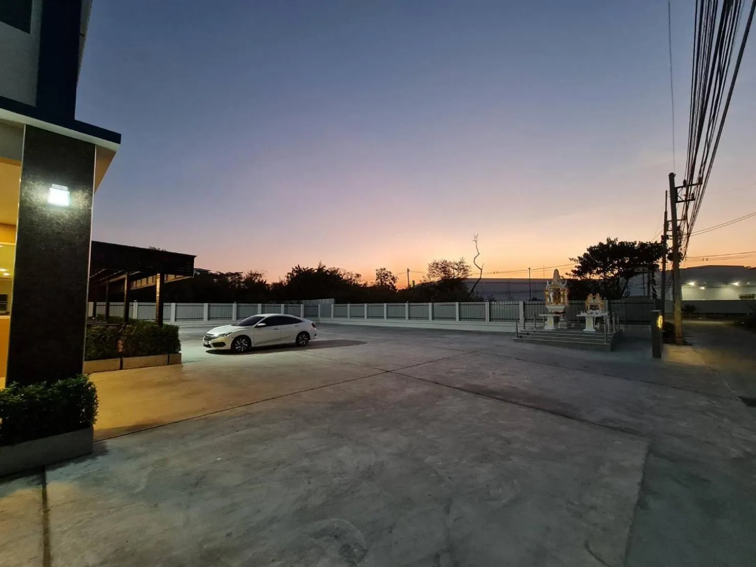 Parking in The charlotte smart hotel lopburi