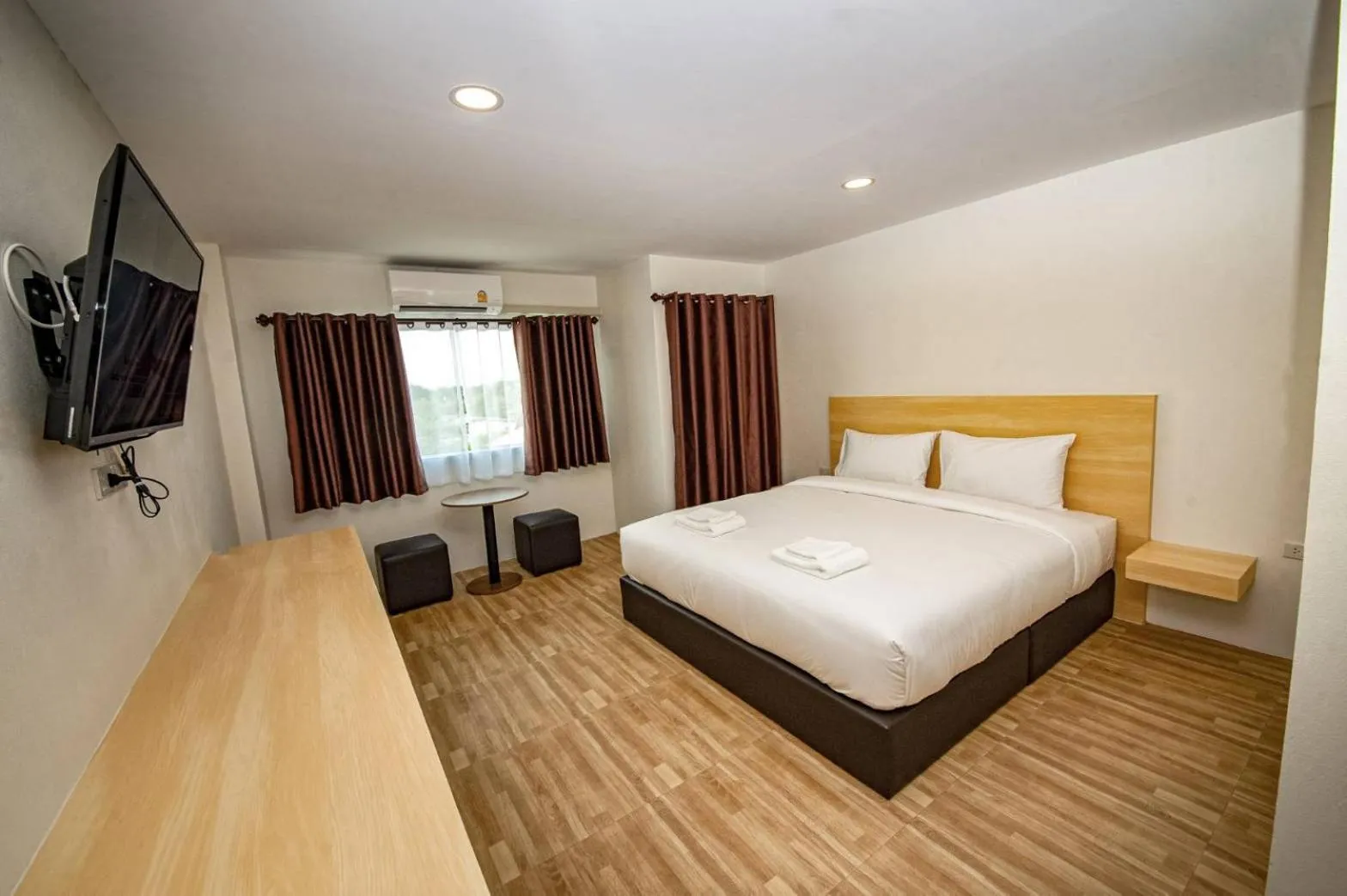 Bed in The charlotte smart hotel lopburi