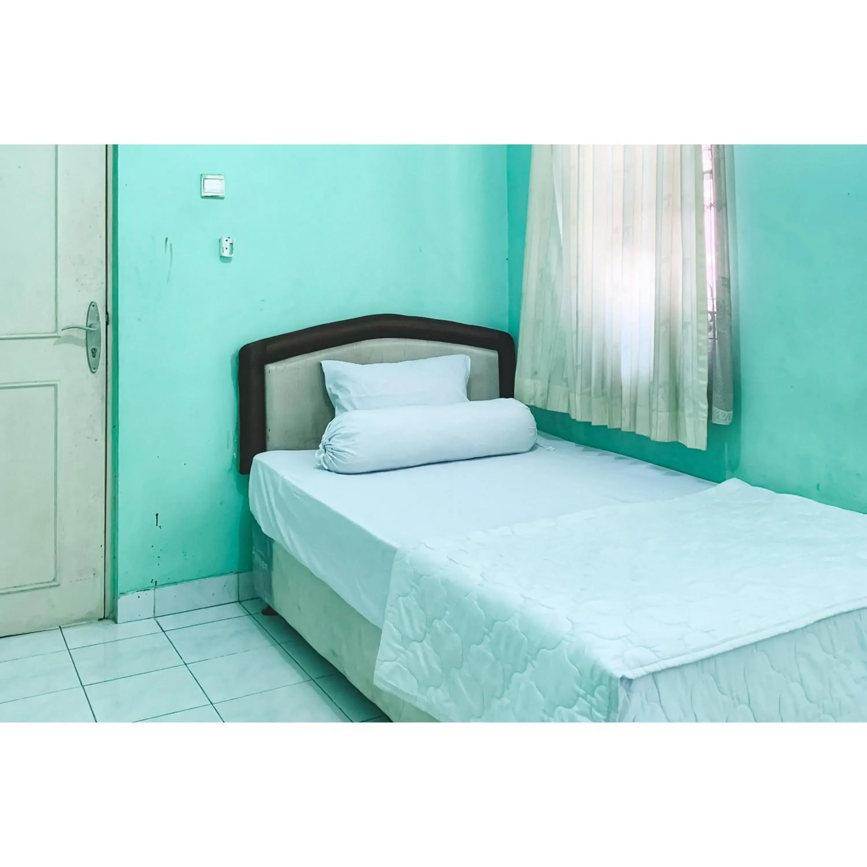 Bedroom, Bed in Surya Inn Syariah Cikarang RedPartner Bedroom, Bed in Surya Inn Syariah Cikarang RedPartner