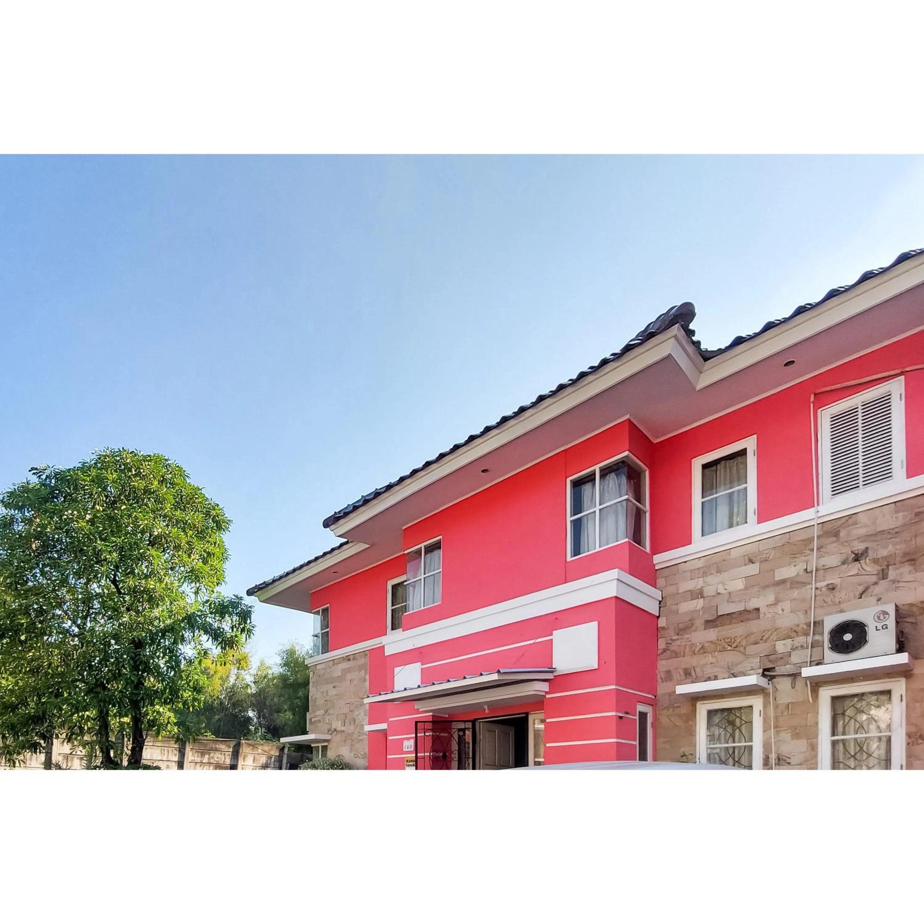 Facade/entrance in Surya Inn Syariah Cikarang RedPartner