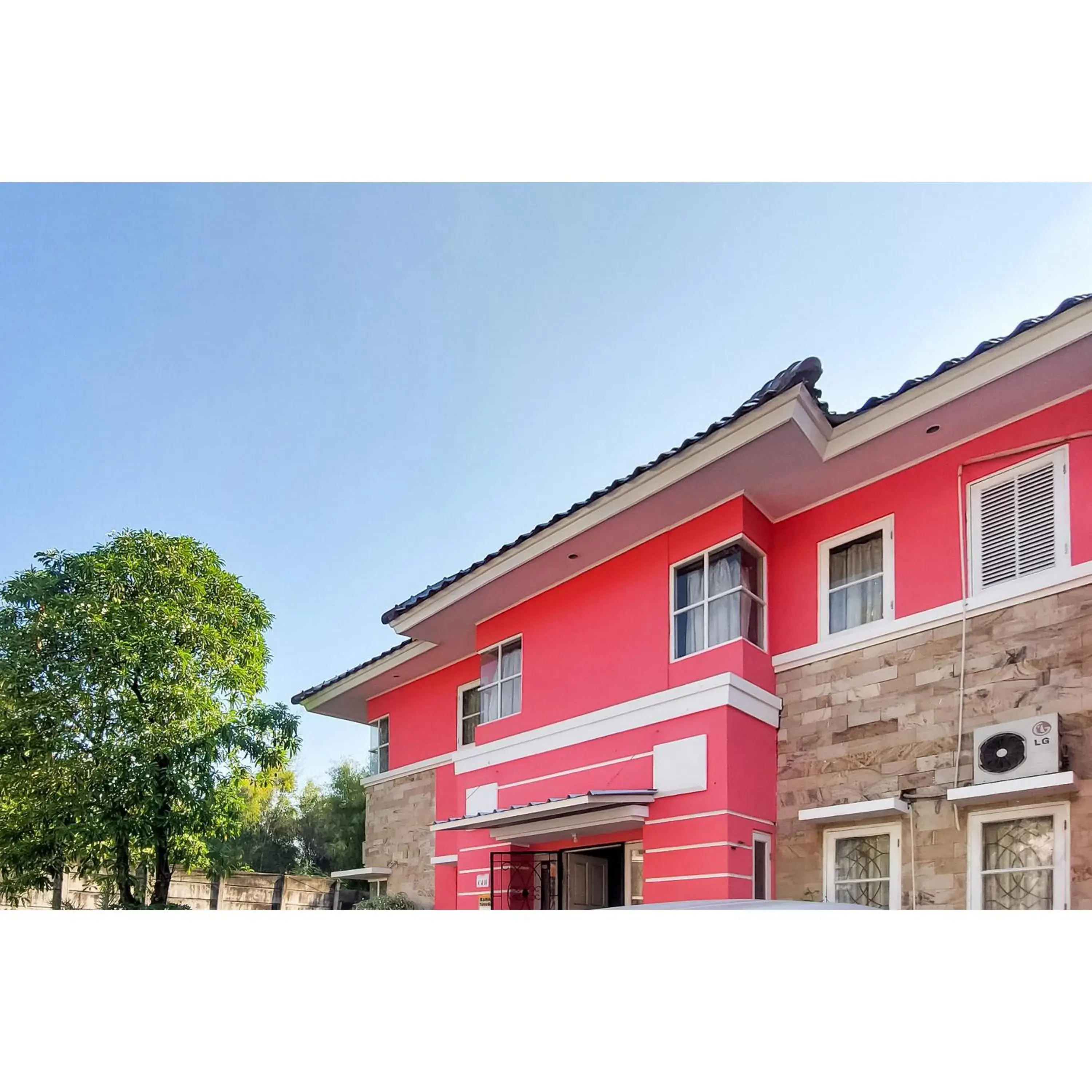 Facade/entrance in Surya Inn Syariah Cikarang RedPartner Facade/entrance in Surya Inn Syariah Cikarang RedPartner