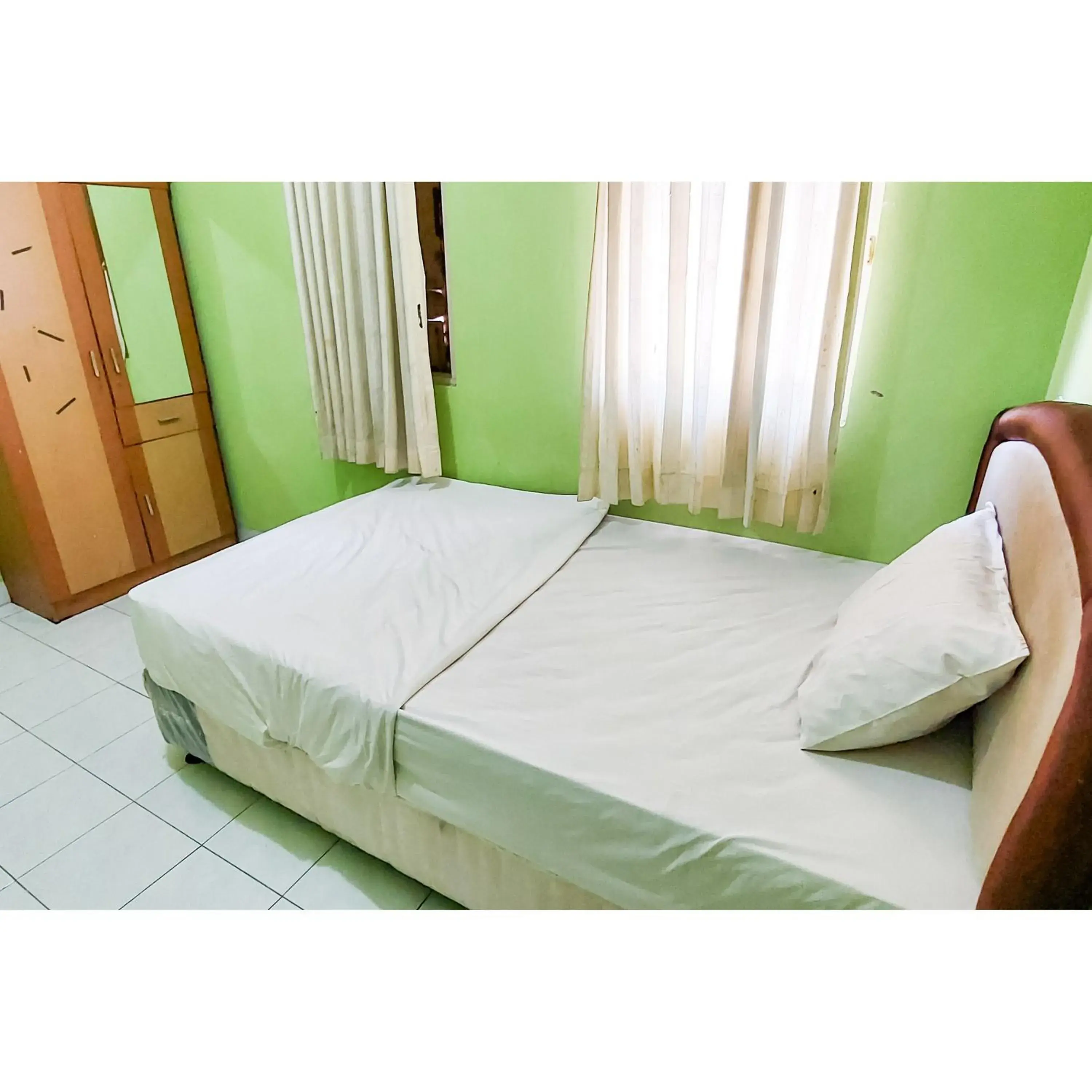 Bedroom, Bed in Surya Inn Syariah Cikarang RedPartner Bedroom, Bed in Surya Inn Syariah Cikarang RedPartner