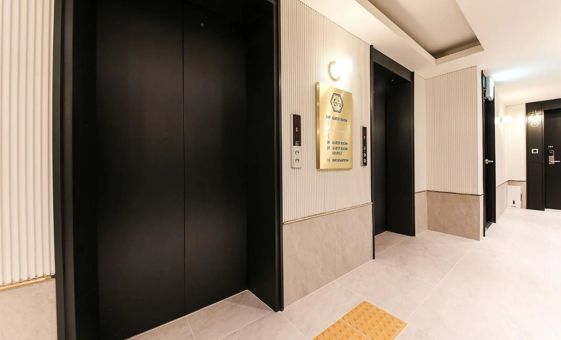 elevator in H moment Hotel songjeong