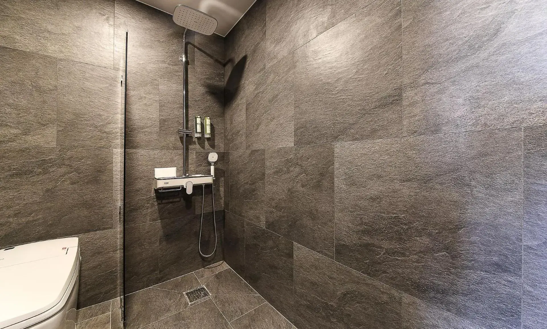 Shower in H moment Hotel songjeong Shower in H moment Hotel songjeong