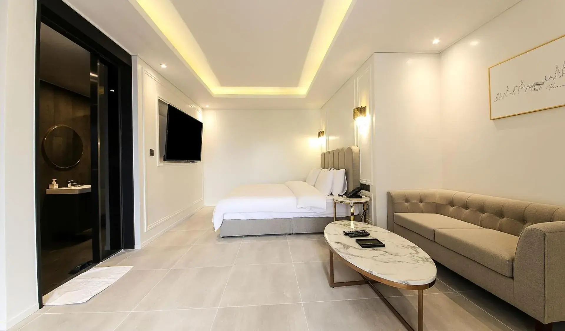 Photo of the whole room, Bed in H moment Hotel songjeong Photo of the whole room, Bed in H moment Hotel songjeong