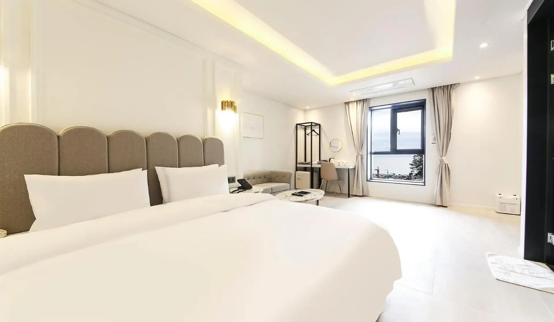 Living room, Bed in H moment Hotel songjeong Living room, Bed in H moment Hotel songjeong