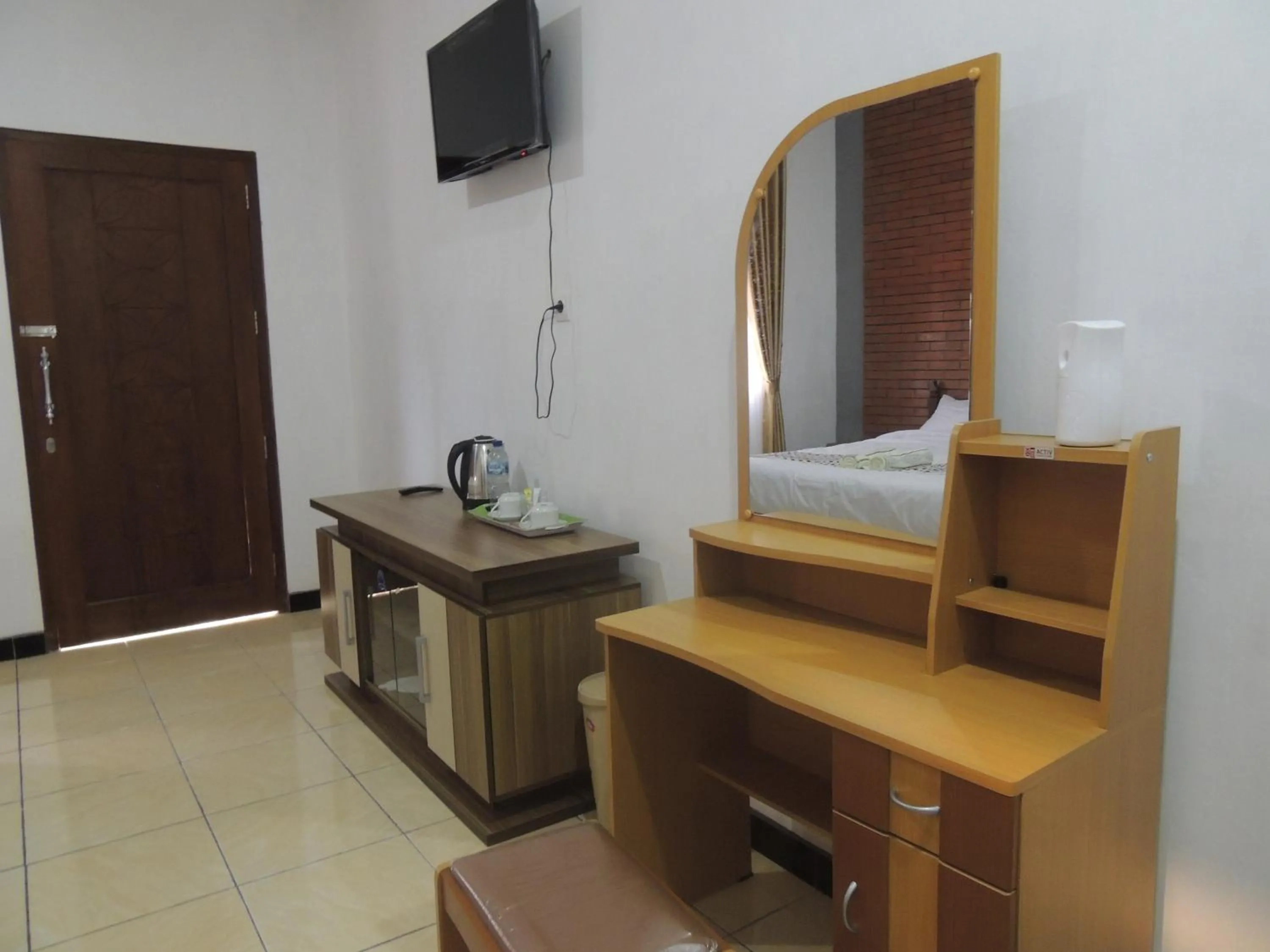 TV and multimedia in Omah Mardi Syariah by Ndalem Beong