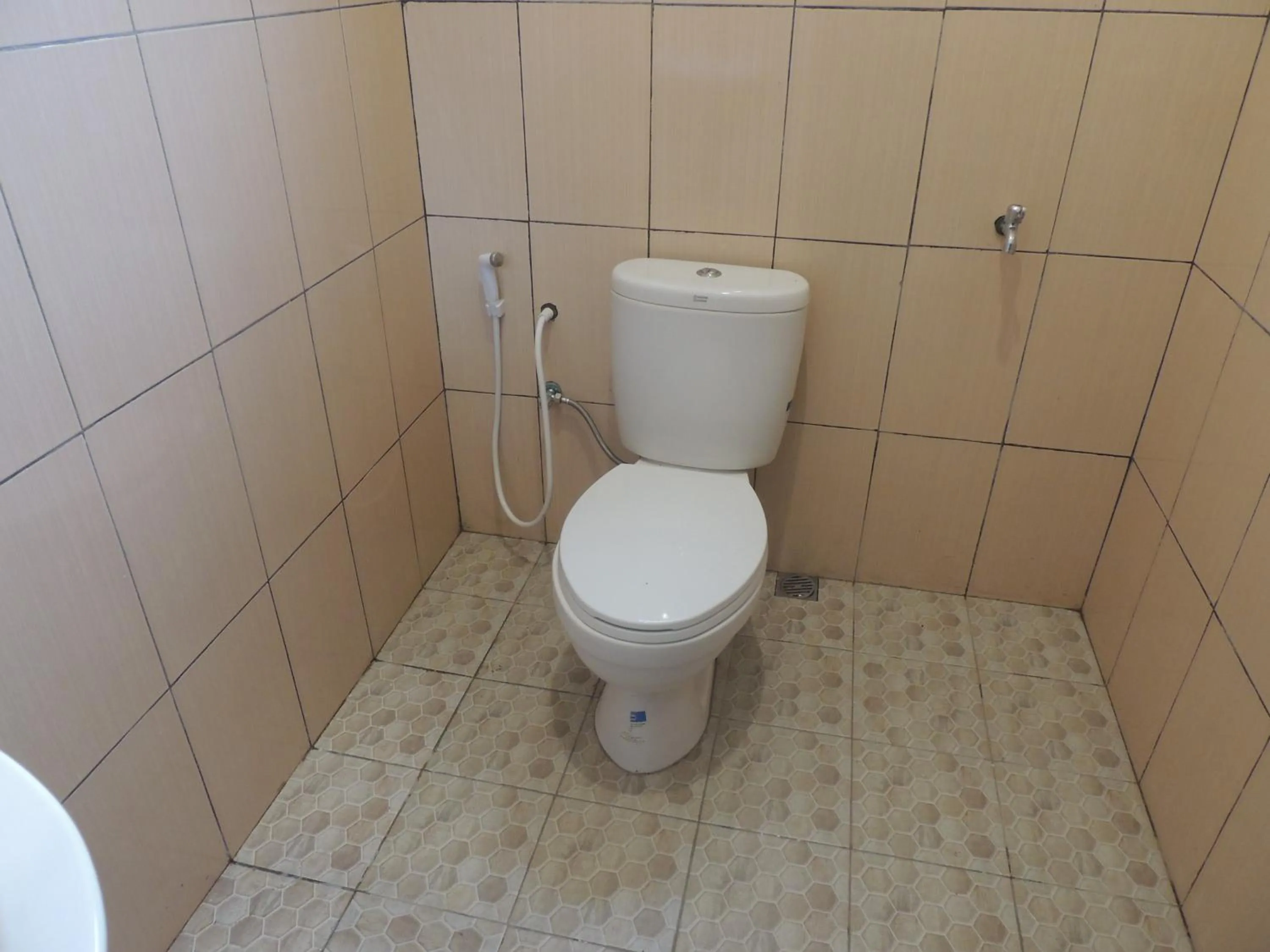 Bathroom in Omah Mardi Syariah by Ndalem Beong