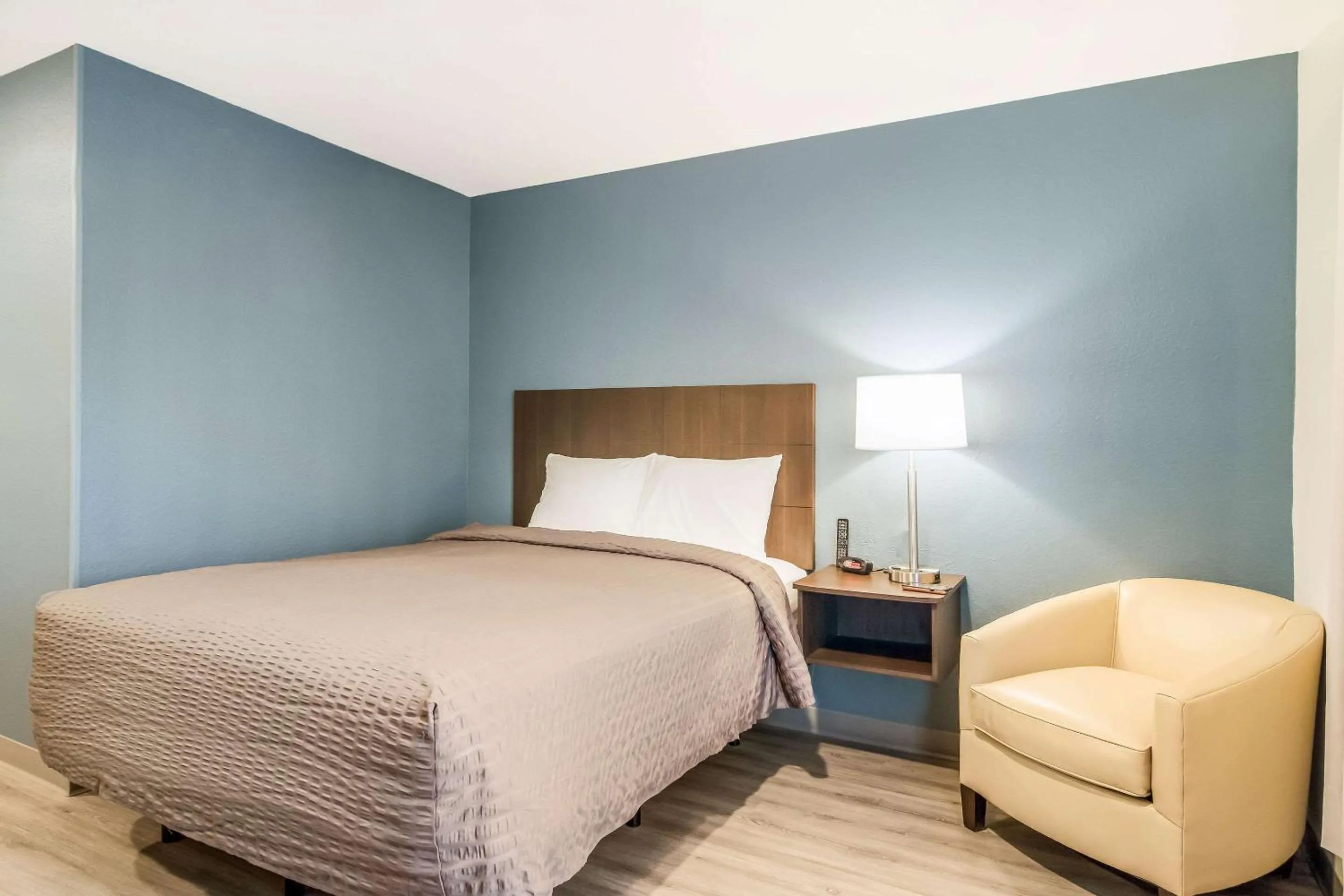 Photo of the whole room, Bed in WoodSpring Suites Jacksonville Baymeadows