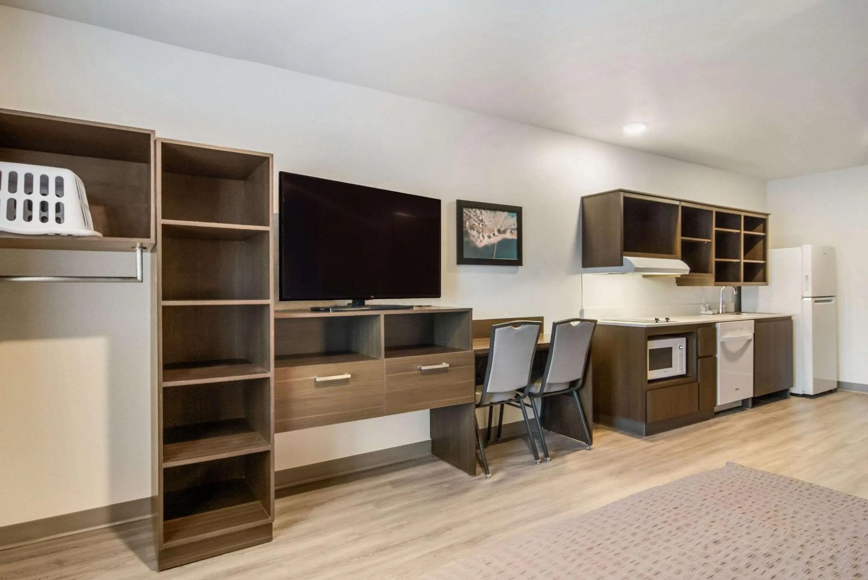 Photo of the whole room in WoodSpring Suites Jacksonville Baymeadows