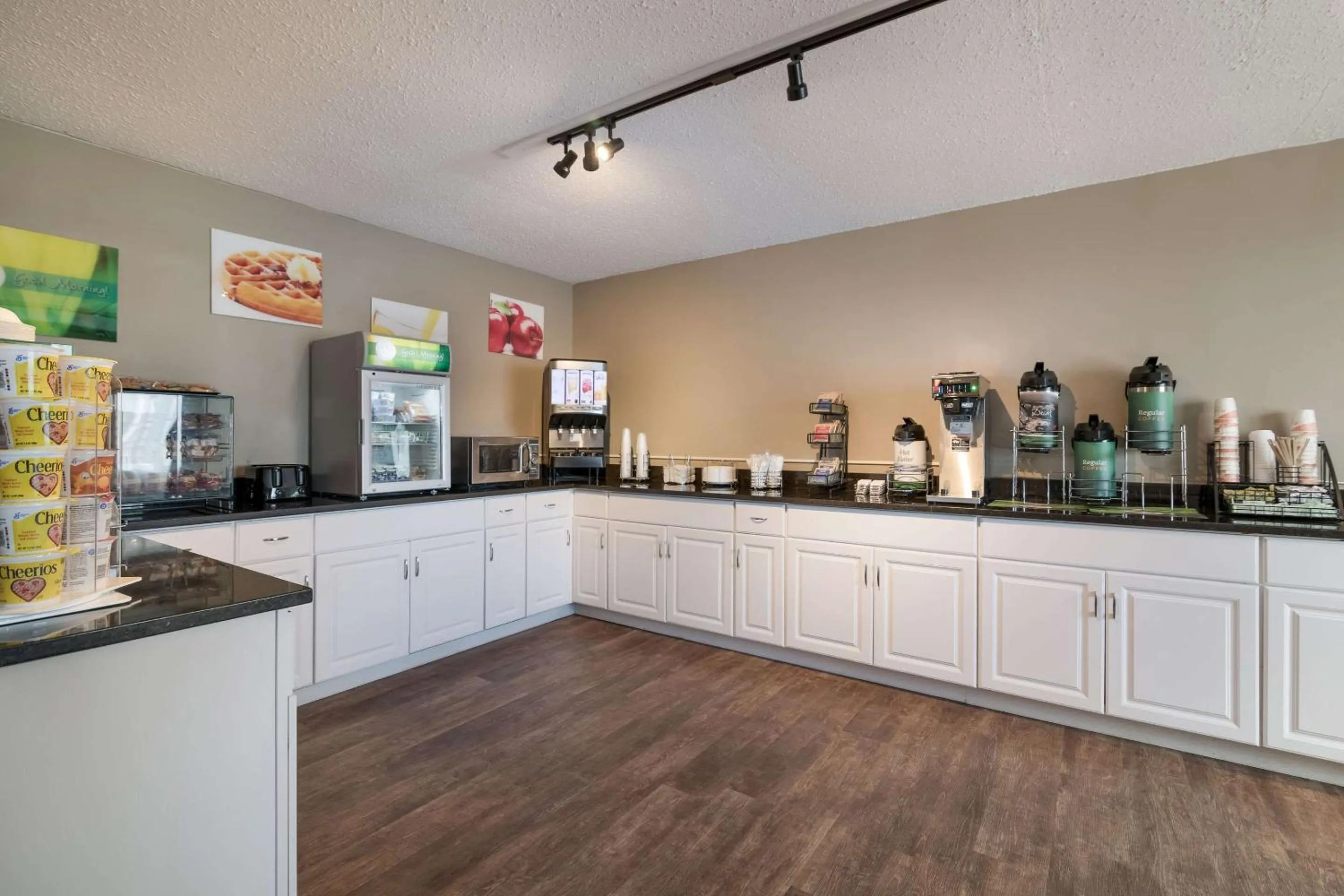 Breakfast in Econo Lodge Auburn I-95