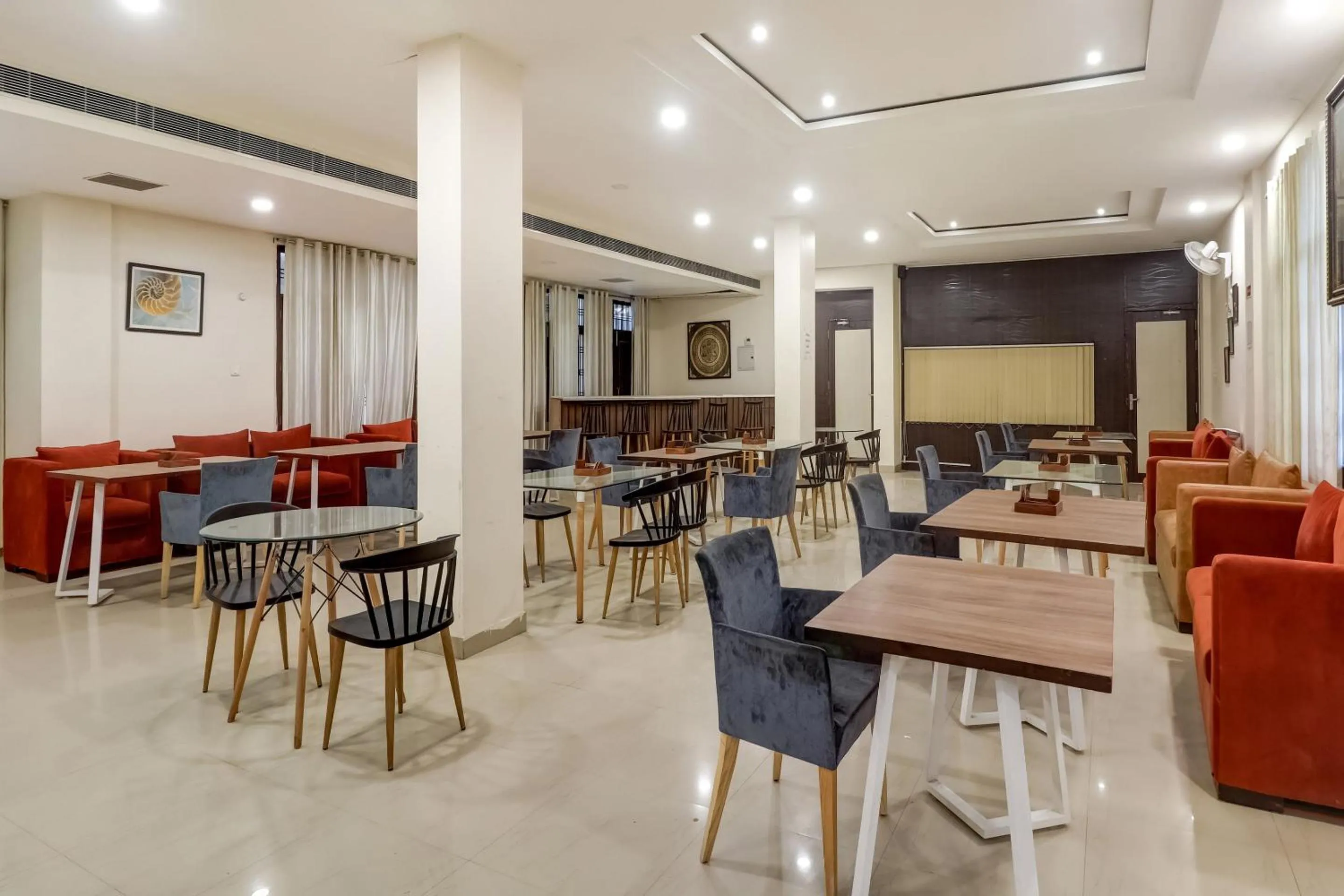 Restaurant/places to eat in Super Capital O Divira Inn