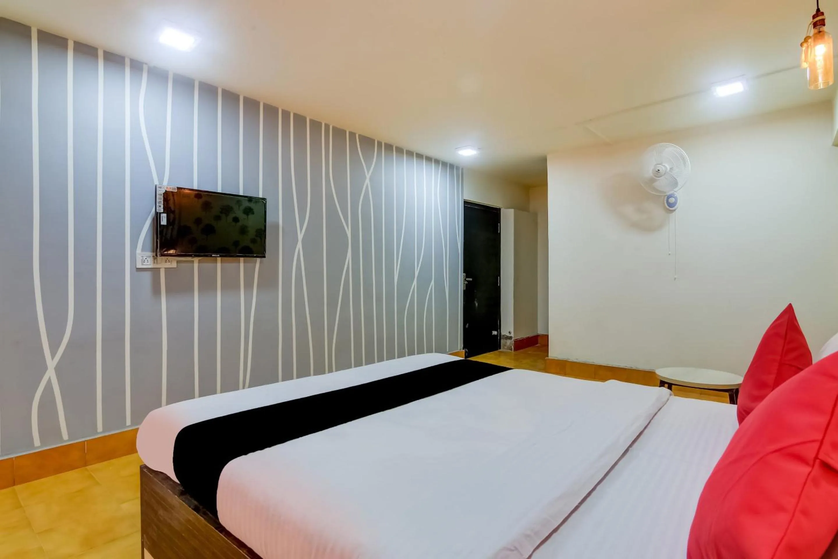 Bedroom, Bed in Super Capital O Divira Inn