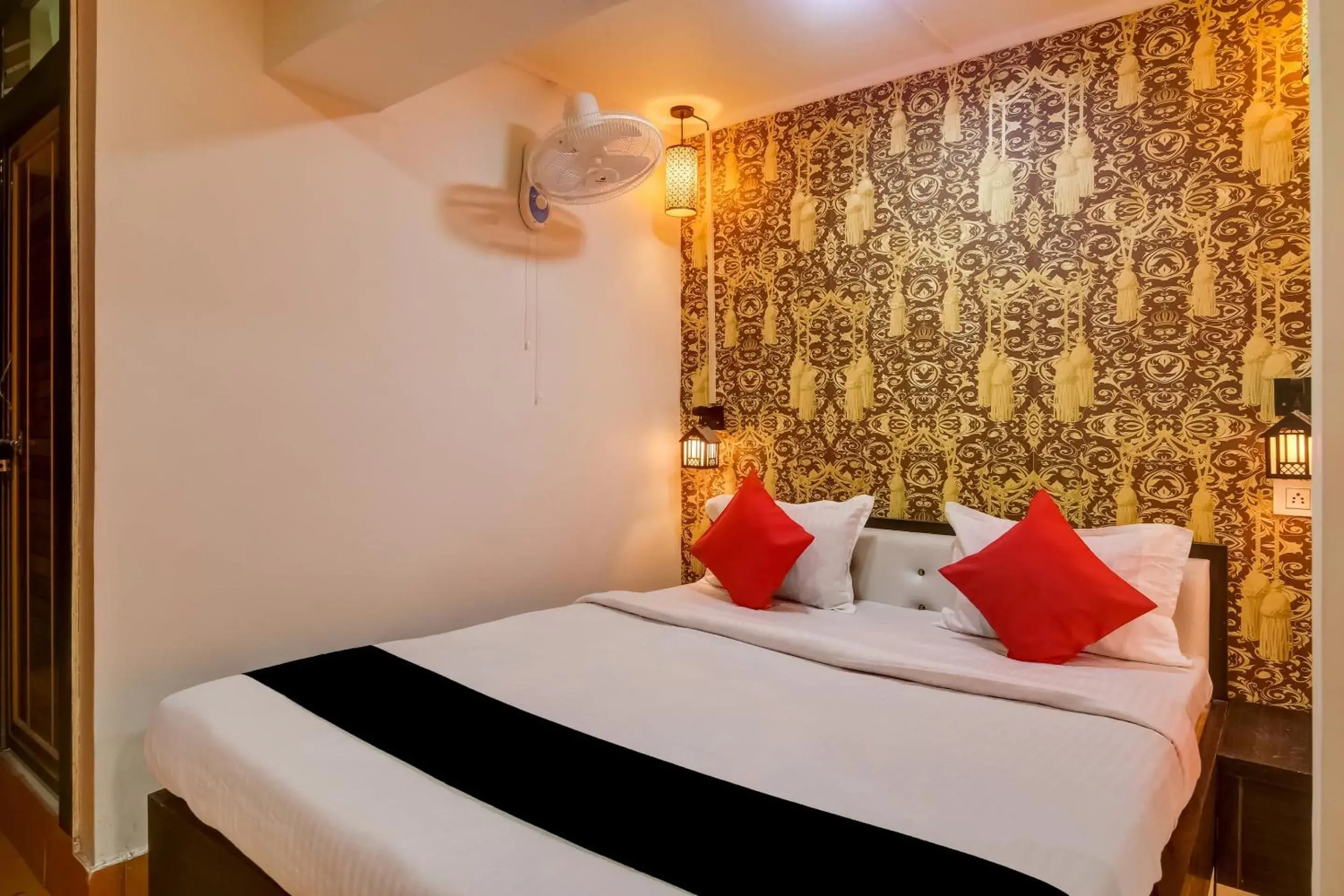 Bedroom, Bed in Capital O Divira Inn Bedroom, Bed in Capital O Divira Inn