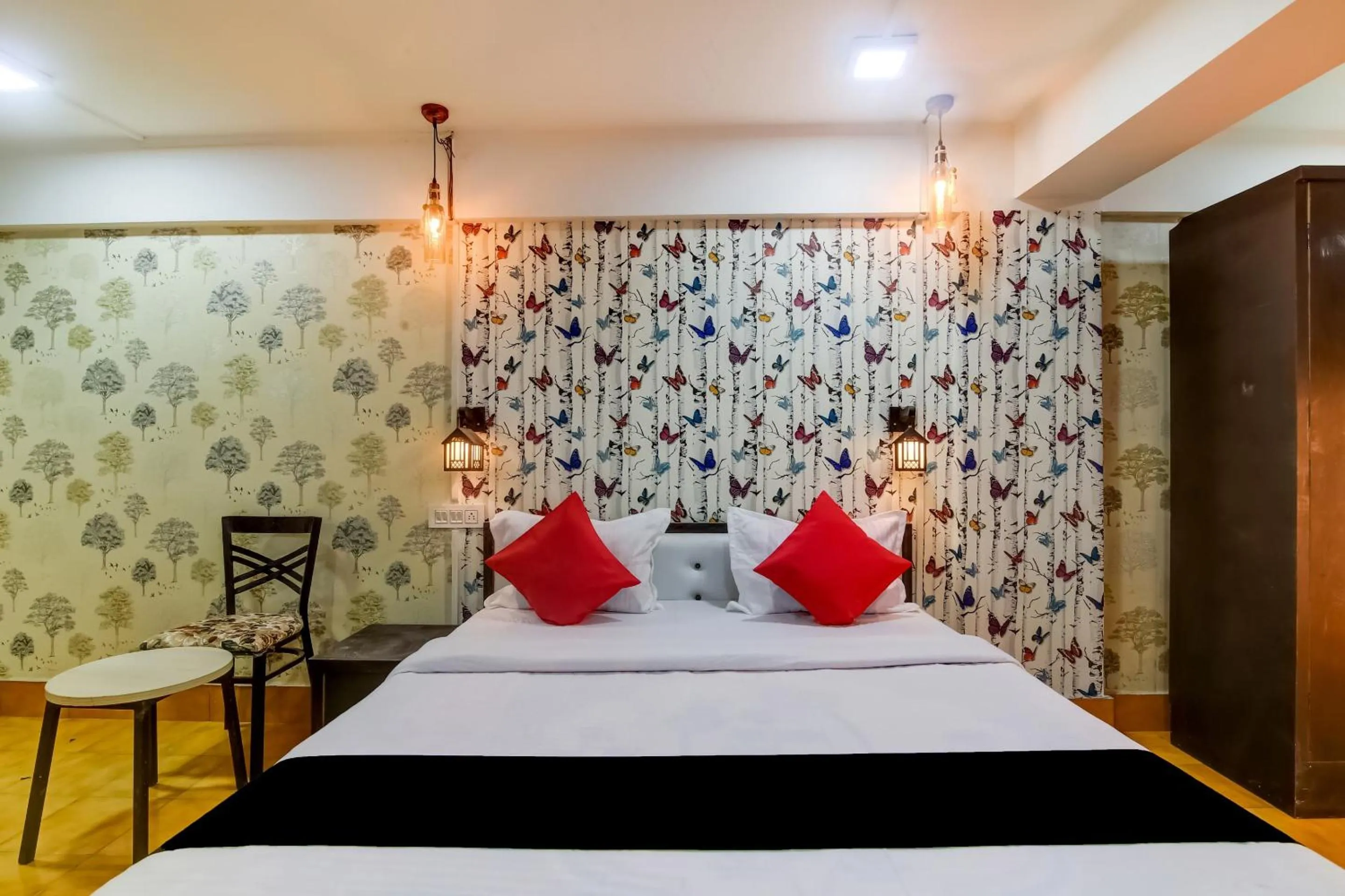 Bedroom, Bed in Super Capital O Divira Inn