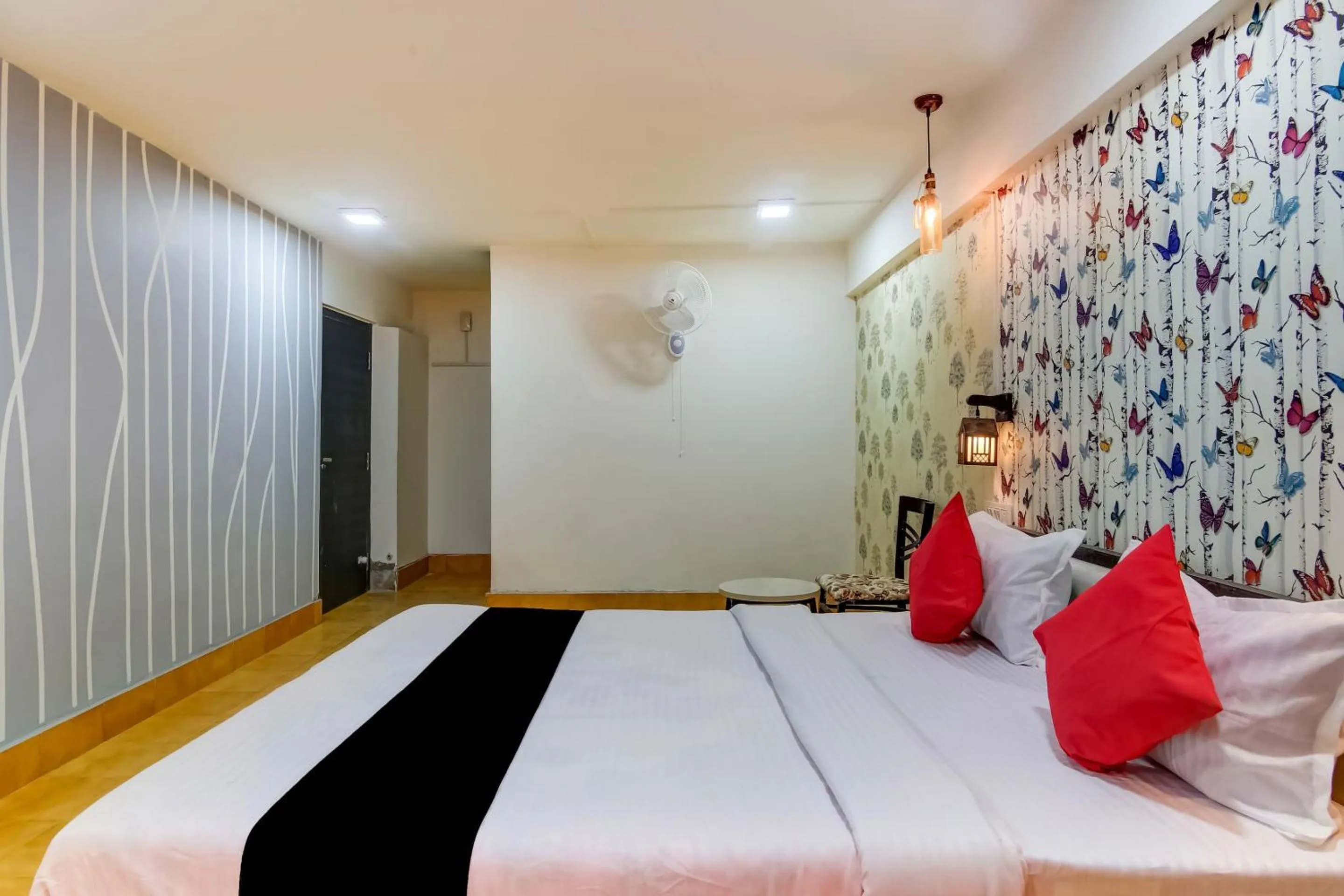 Bedroom, Bed in Super Capital O Divira Inn