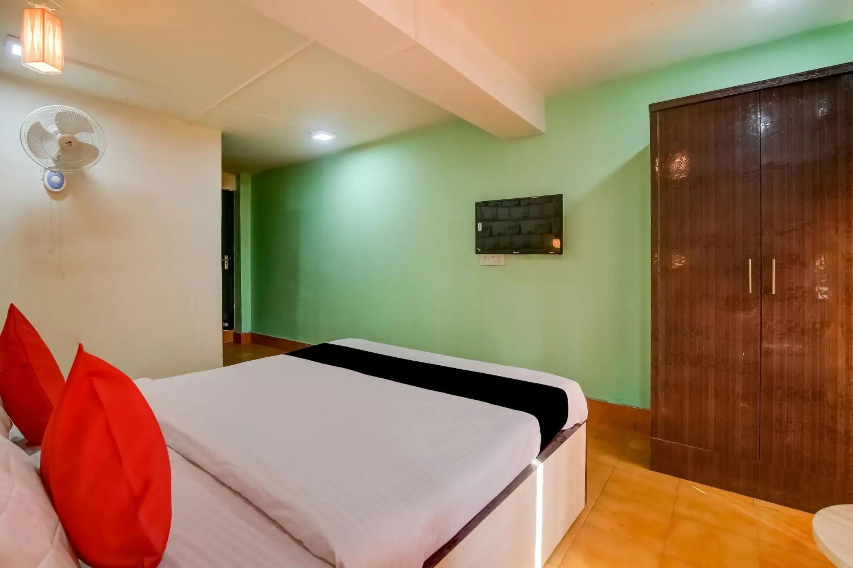 Bedroom, Bed in Super Capital O Divira Inn Bedroom, Bed in Super Capital O Divira Inn