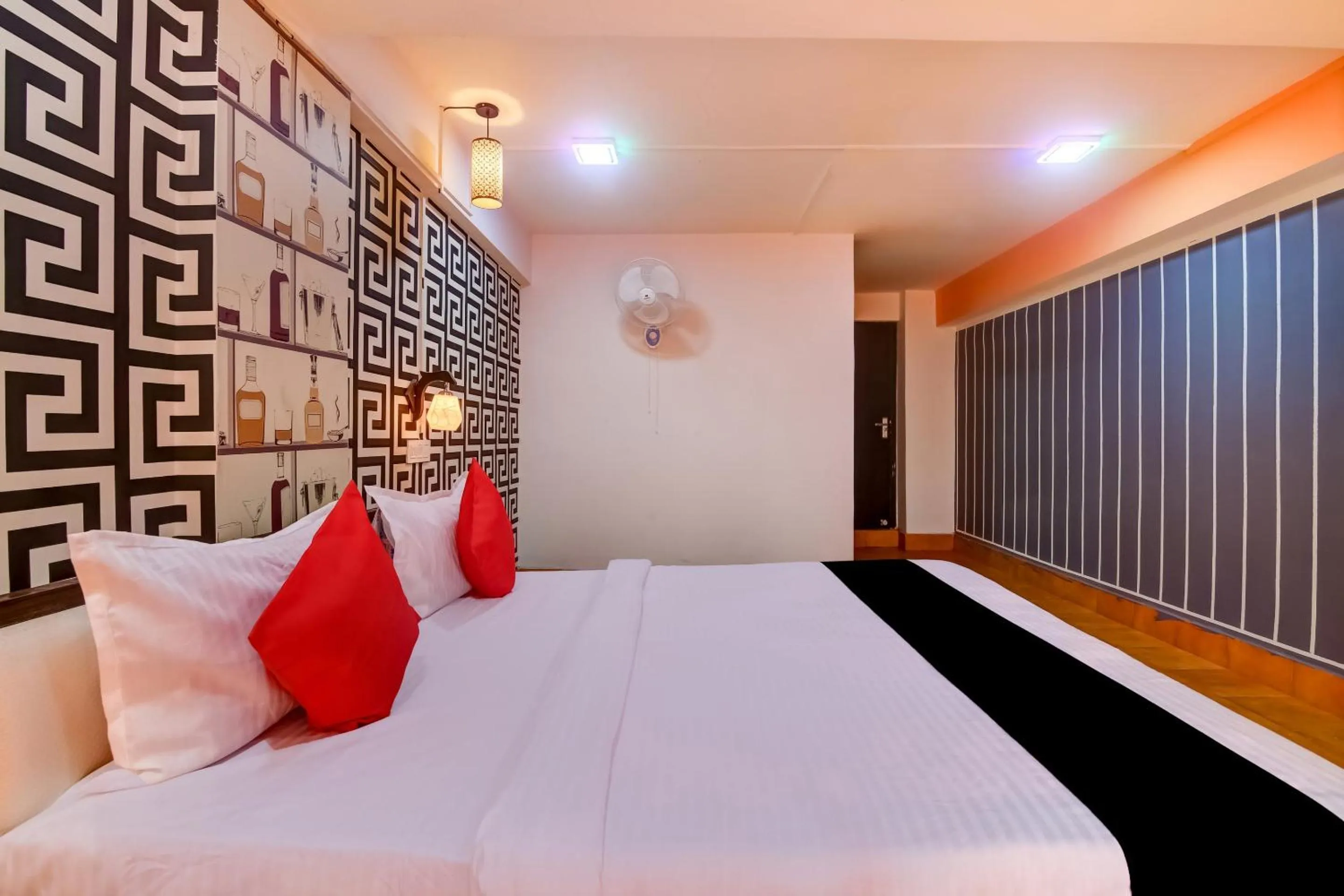 Bedroom, Bed in Super Capital O Divira Inn