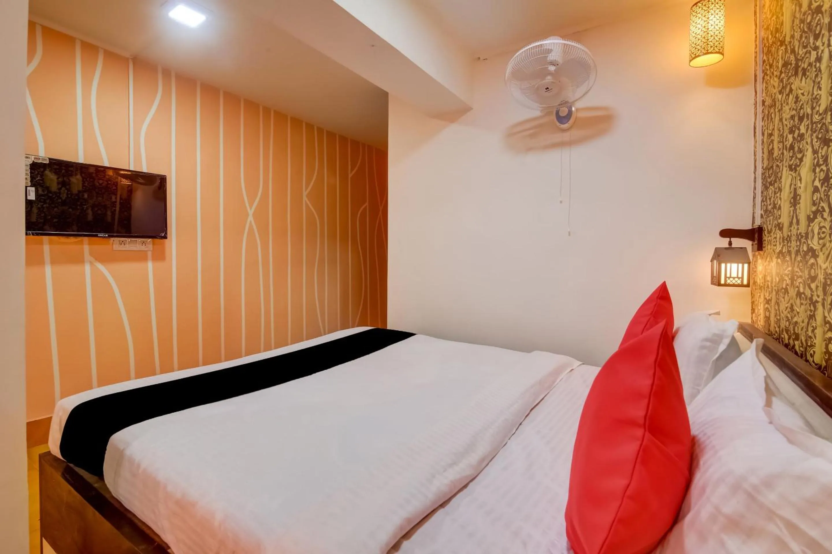 Bedroom, Bed in Super Capital O Divira Inn