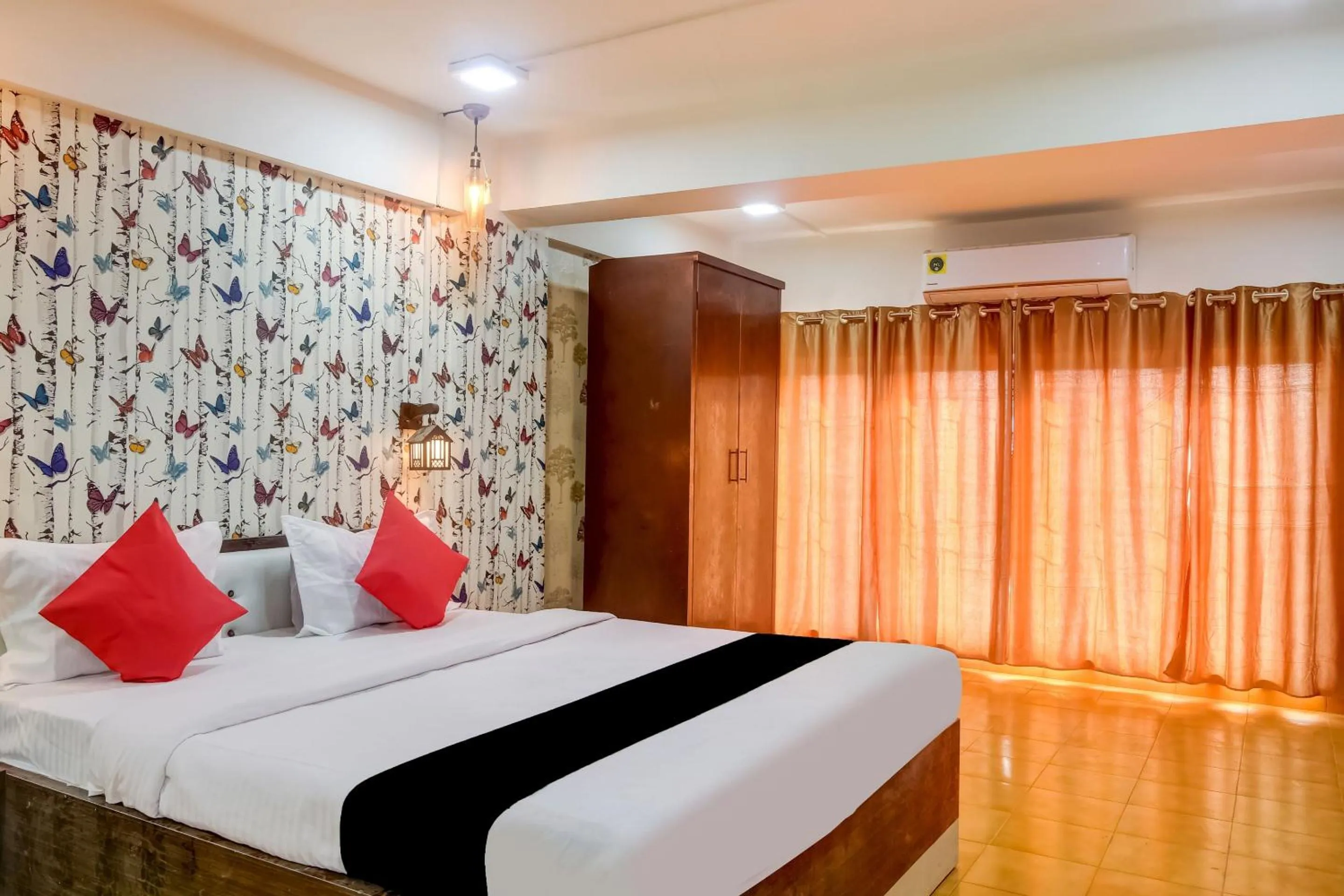 Bedroom, Bed in Super Capital O Divira Inn