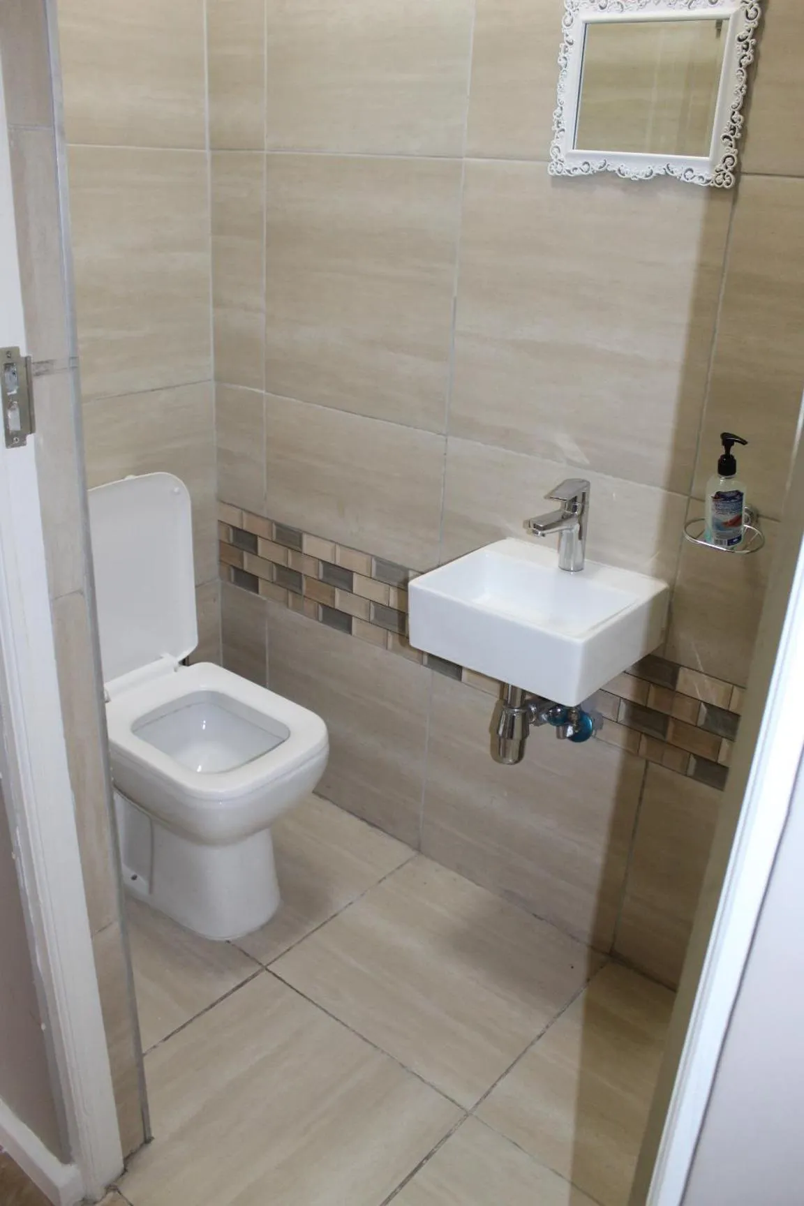 Toilet in 103onWallace Self Catering Guest House