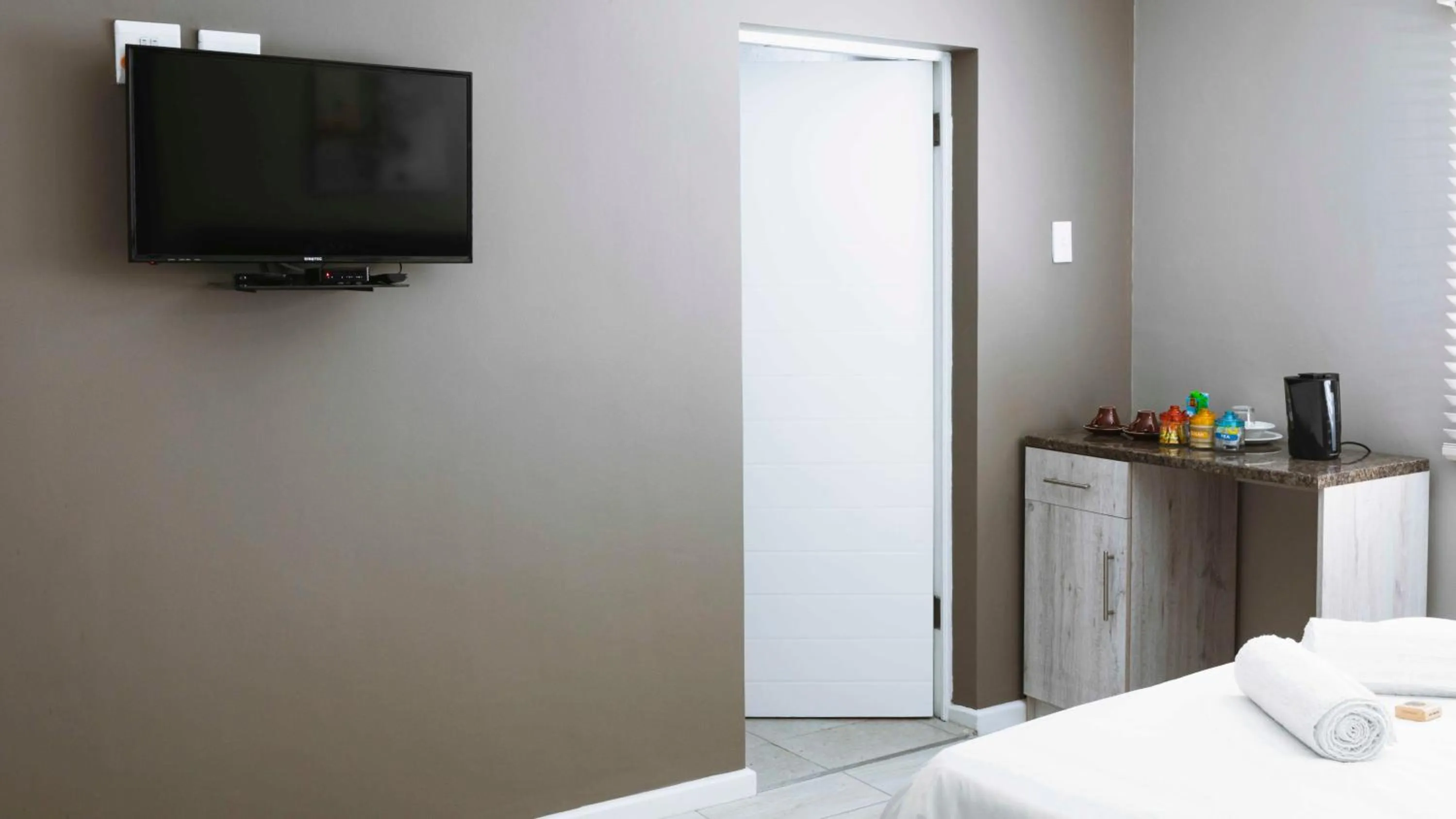 TV and multimedia, Bed in 103onWallace Self Catering Guest House