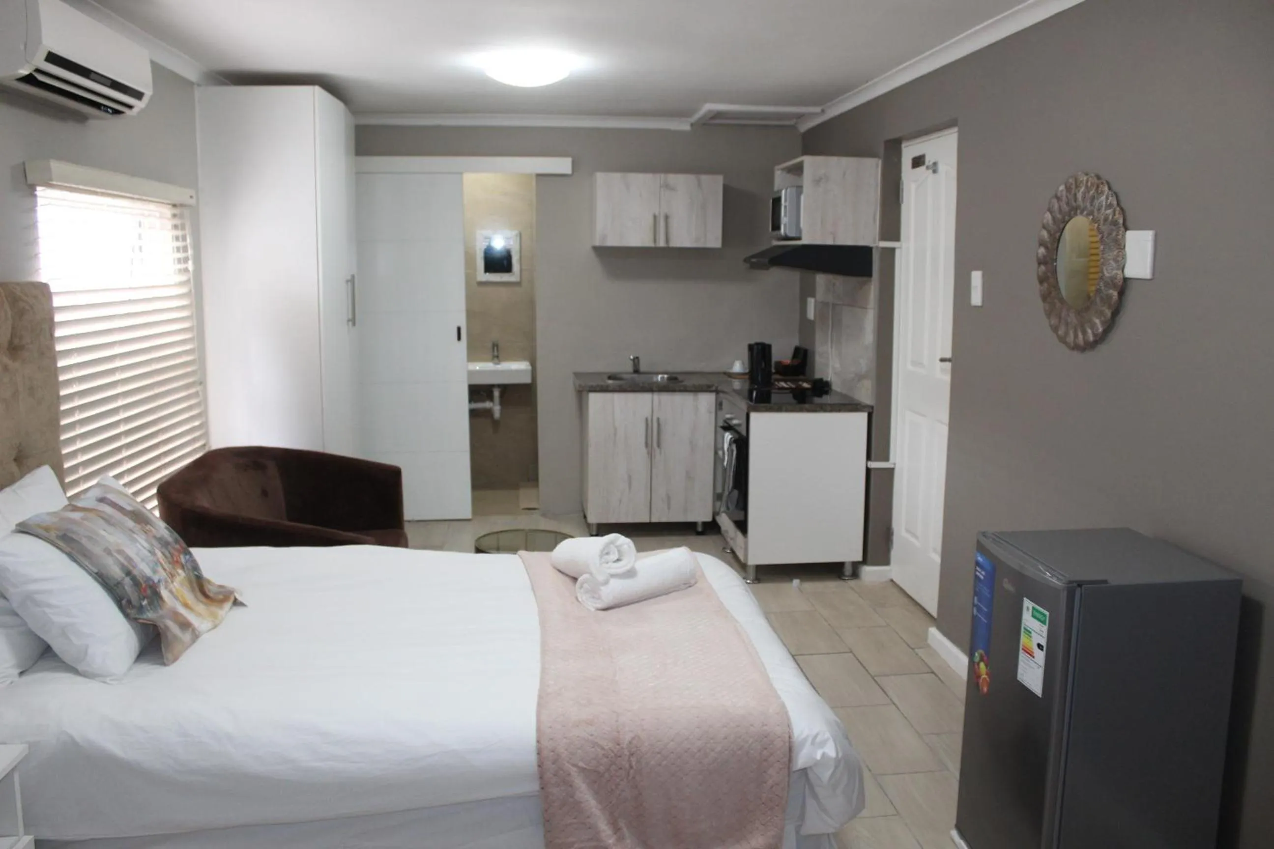Kitchen or kitchenette, Bed in 103onWallace Self Catering Guest House