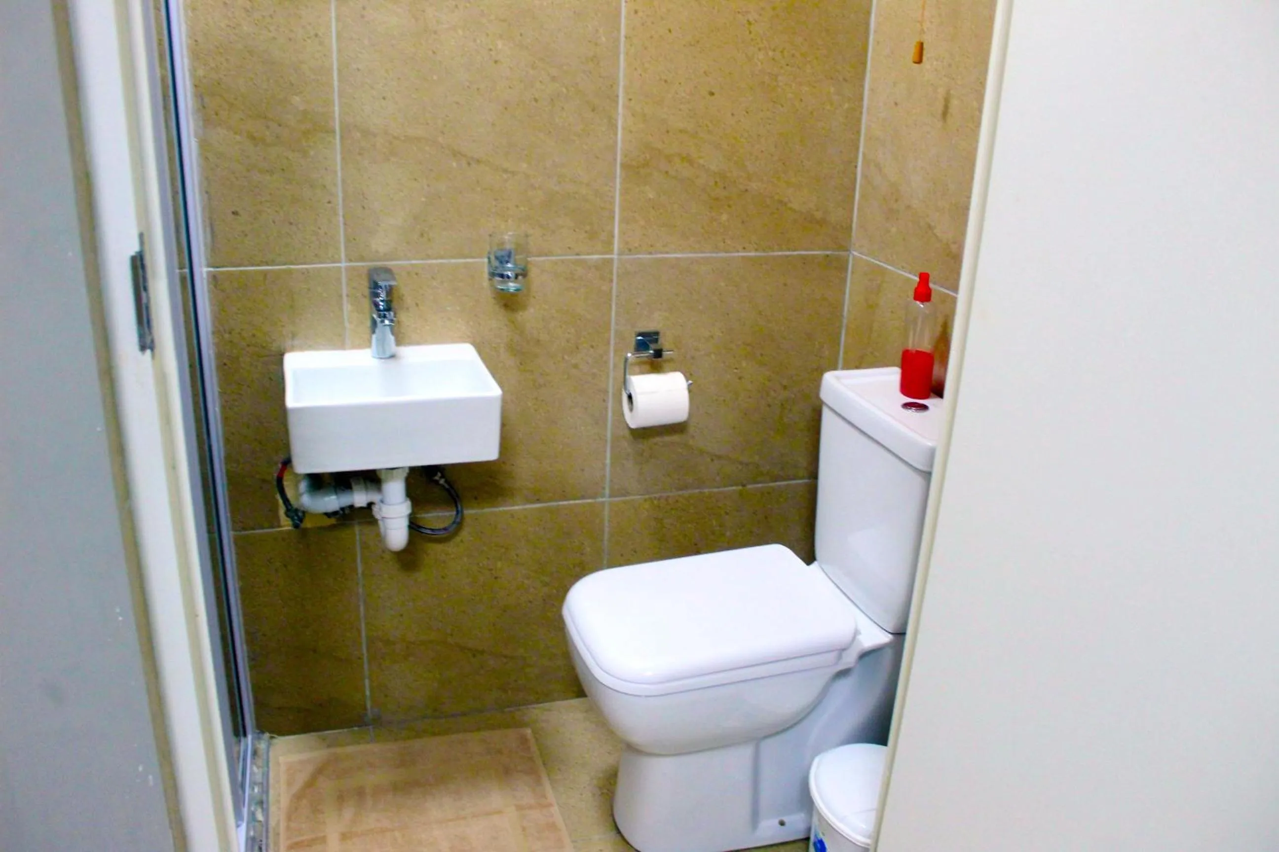 Toilet in 103onWallace Self Catering Guest House