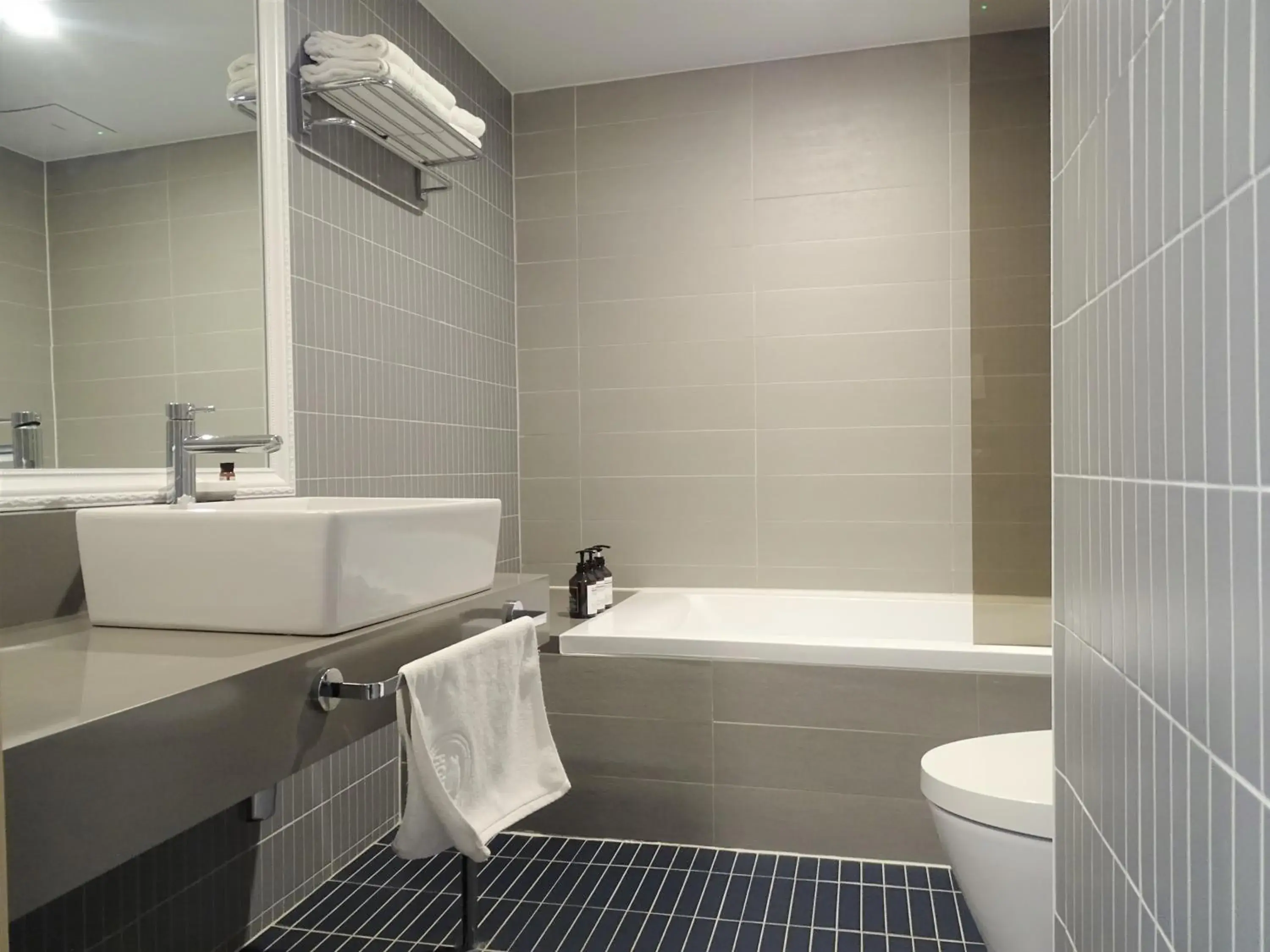 Standard Twin Room with Free access to Rooftop pool in Hound Hotel Busan Station Standard Twin Room with Free access to Rooftop pool in Hound Hotel Busan Station
