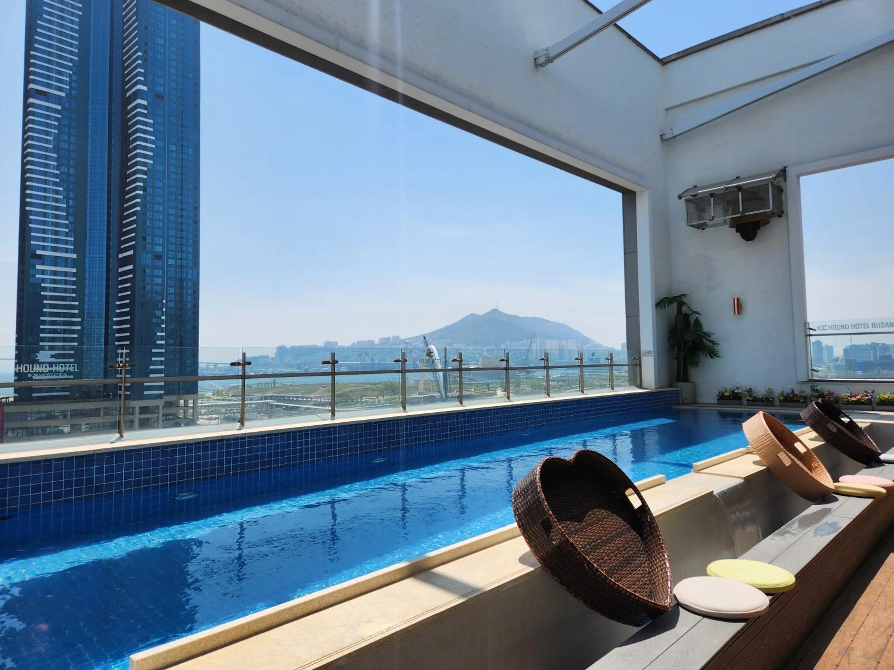 Swimming pool in Hound Hotel Busan Station