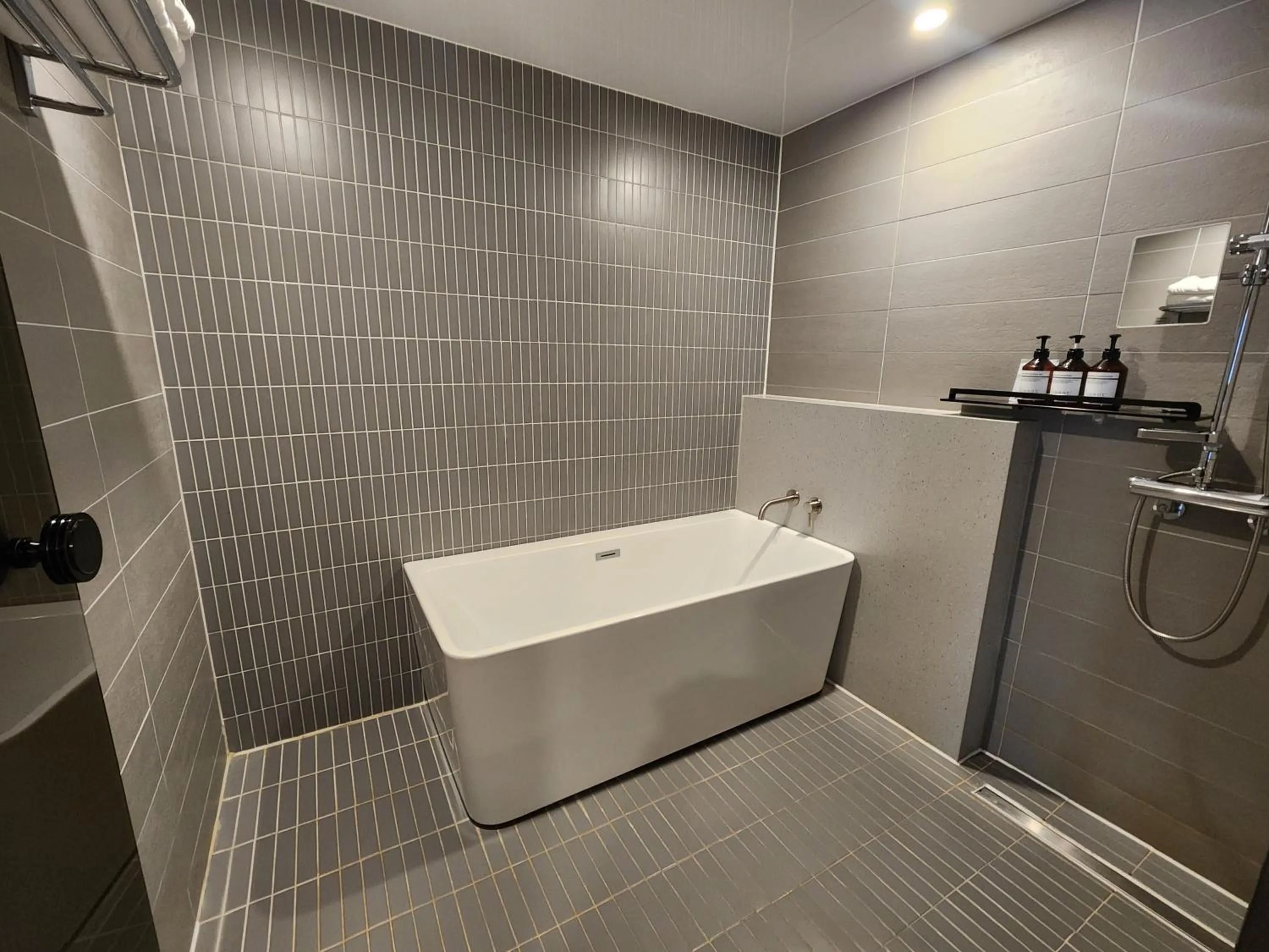 Bath in Hound Hotel Busan Station