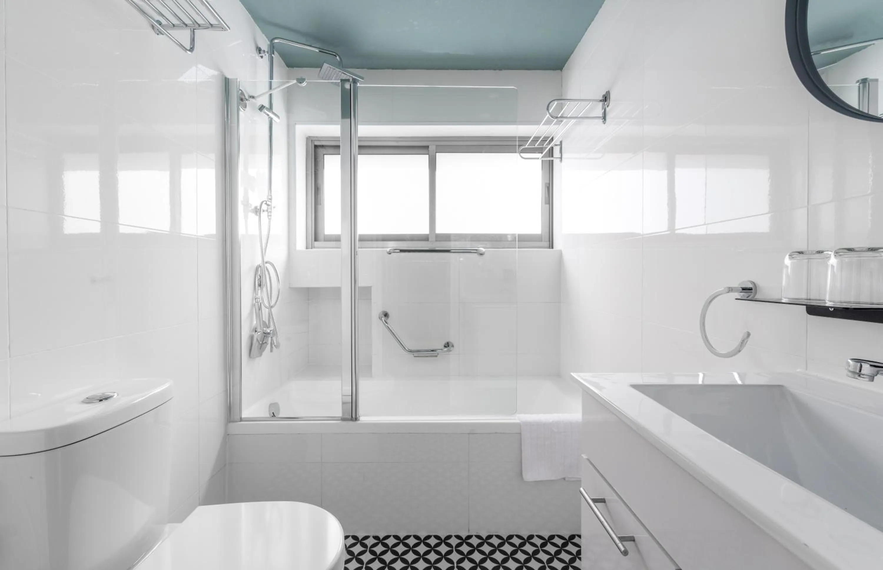 Bathroom in Dizengoff Garden Hotel