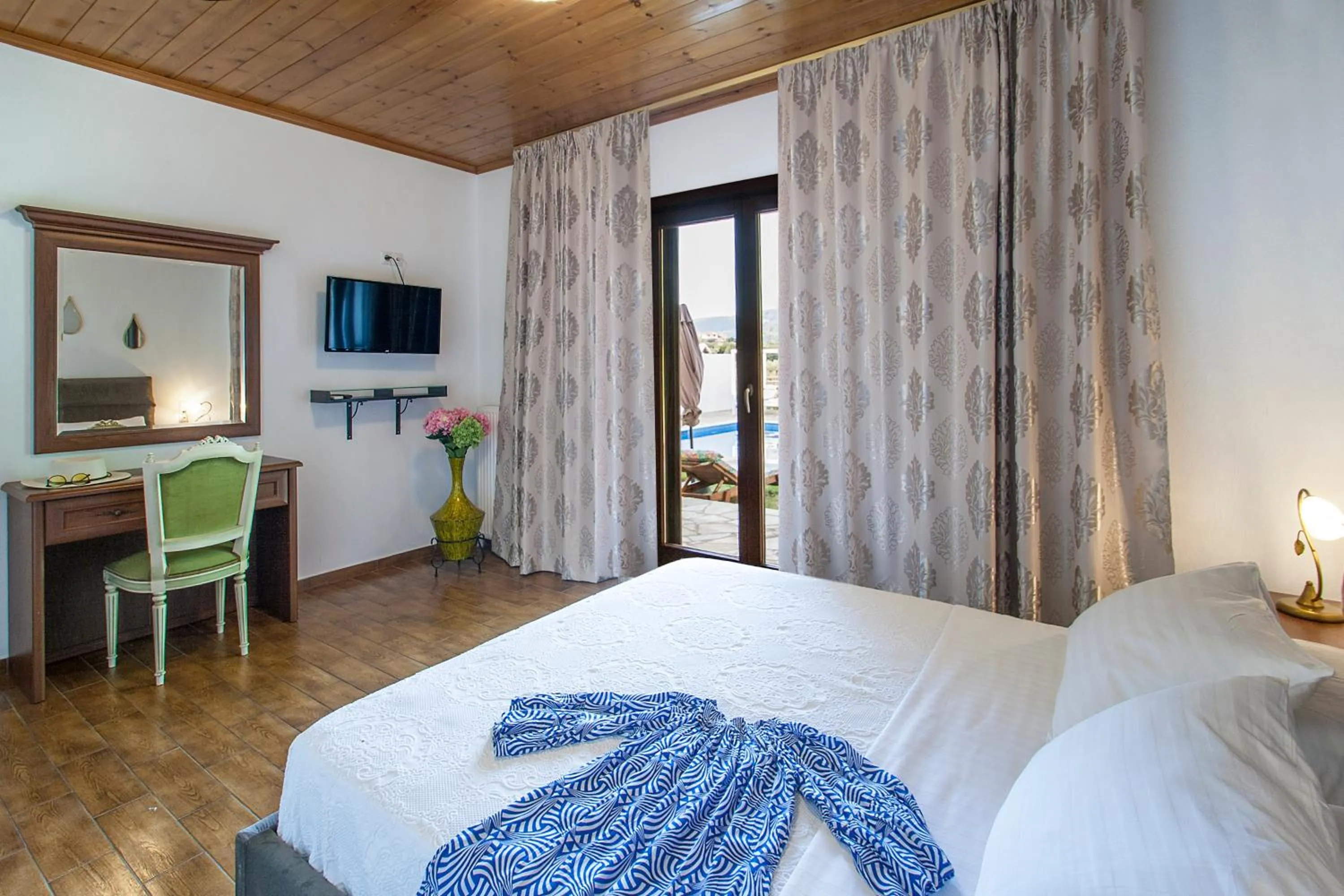 Bed in Four Seasons Villas