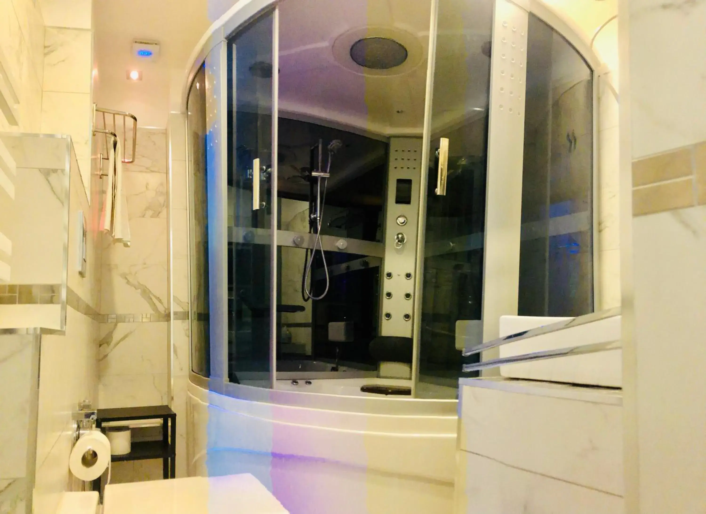 Double Room with Spa Bath in parisa suite Double Room with Spa Bath in parisa suite