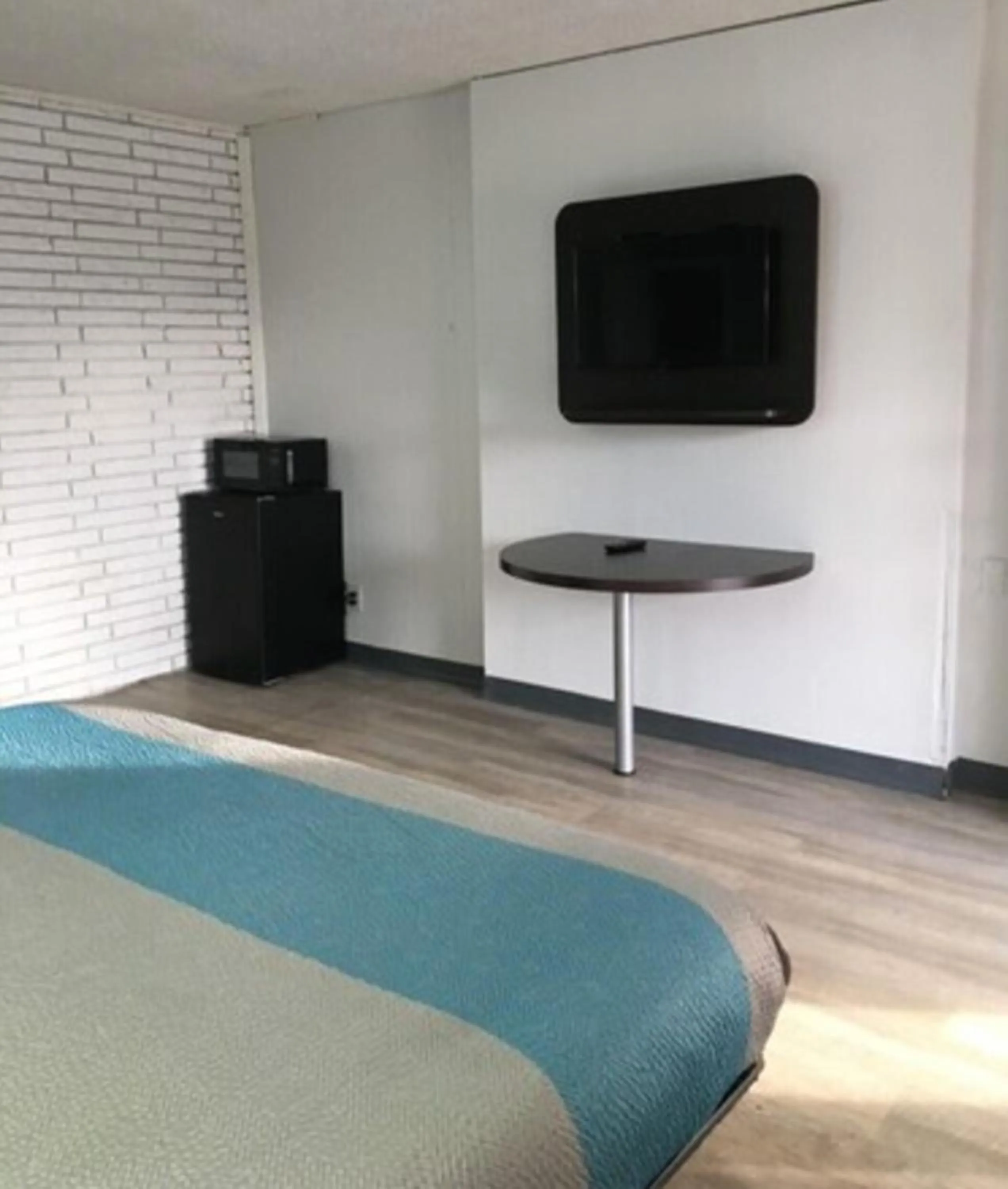 TV and multimedia, Bed in Sands Motel