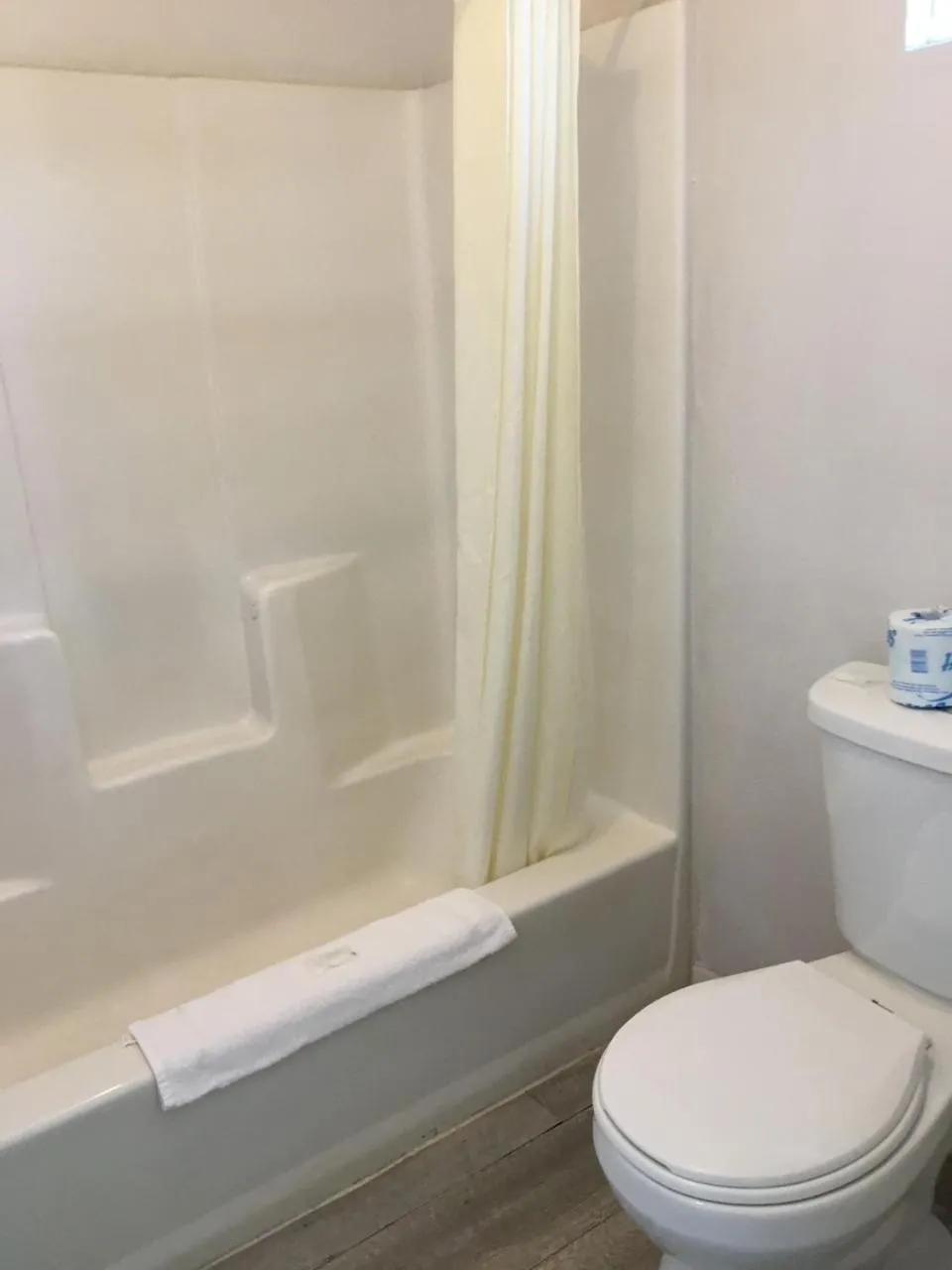 Bathroom in Sands Motel