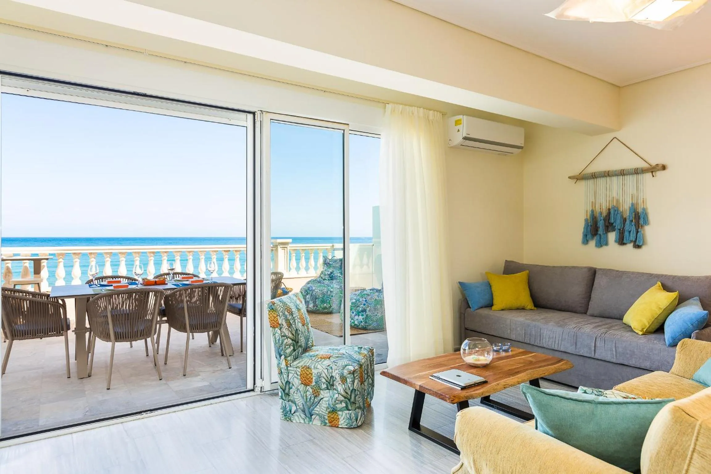 Lounge or bar in Birais Beach Studios