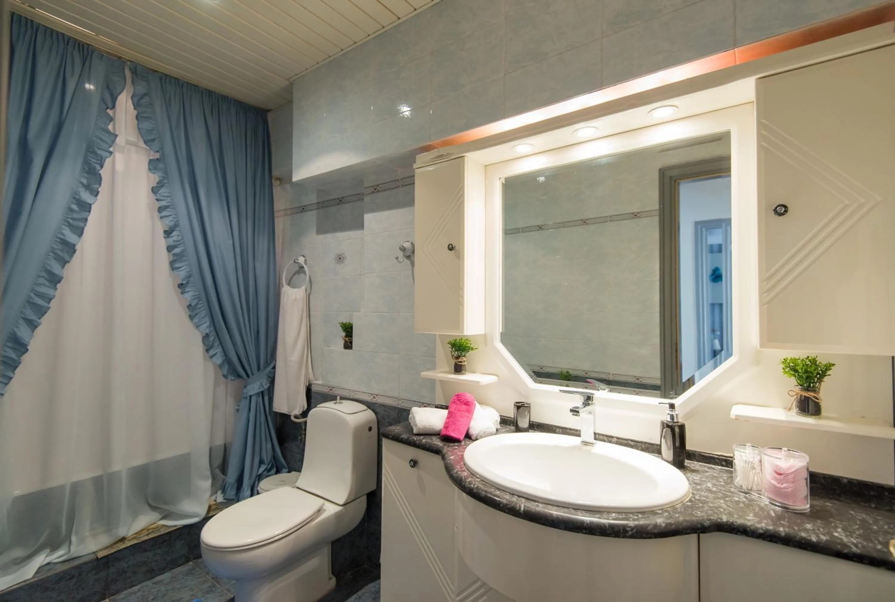 Shower in Birais Beach Studios