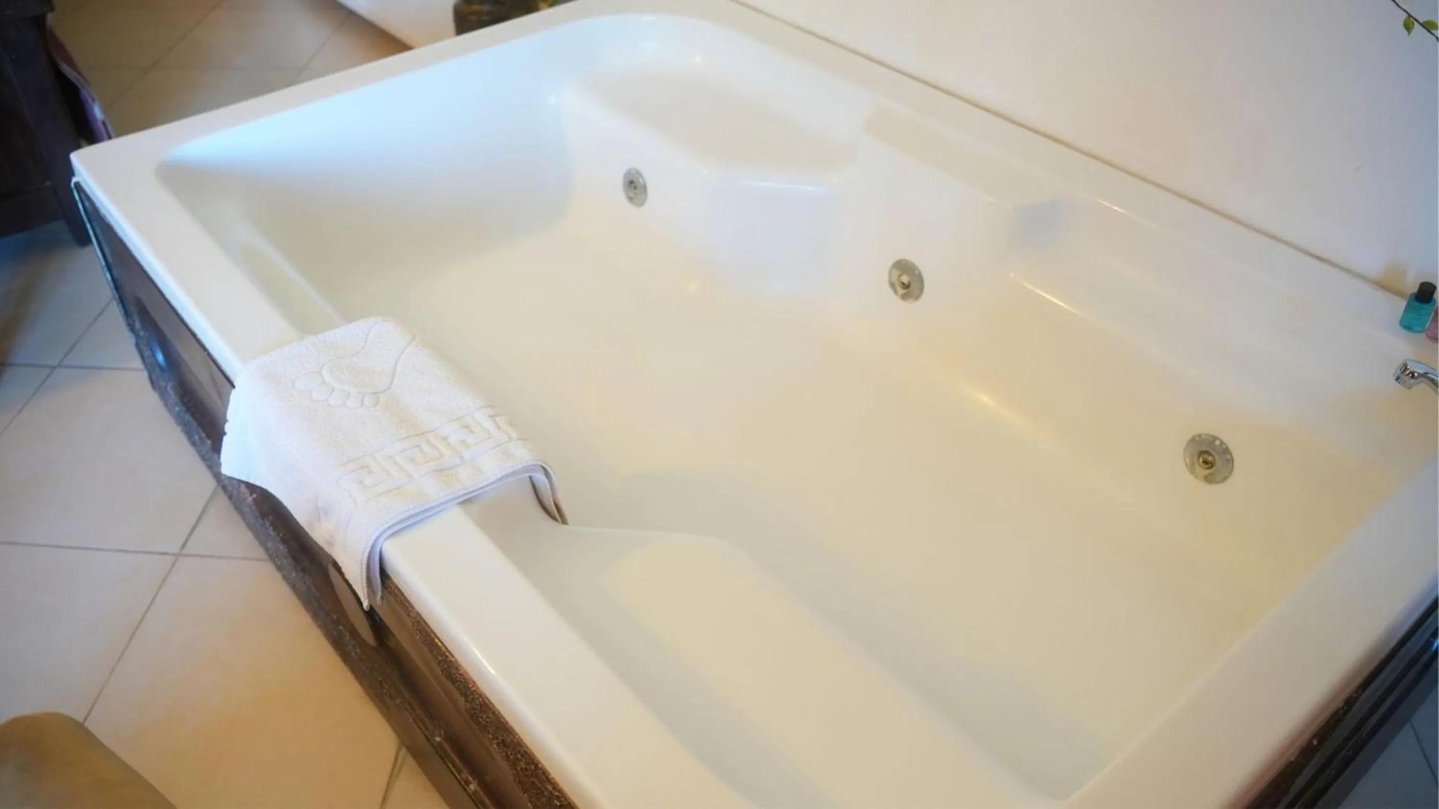 Hot Tub in Treetops Park Hotel