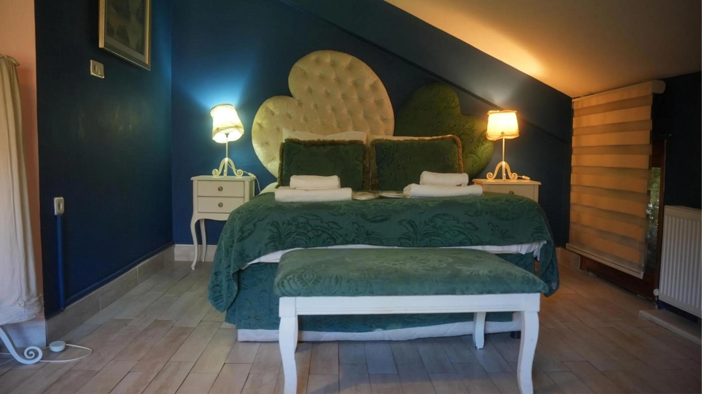 Photo of the whole room, Bed in Treetops Park Hotel