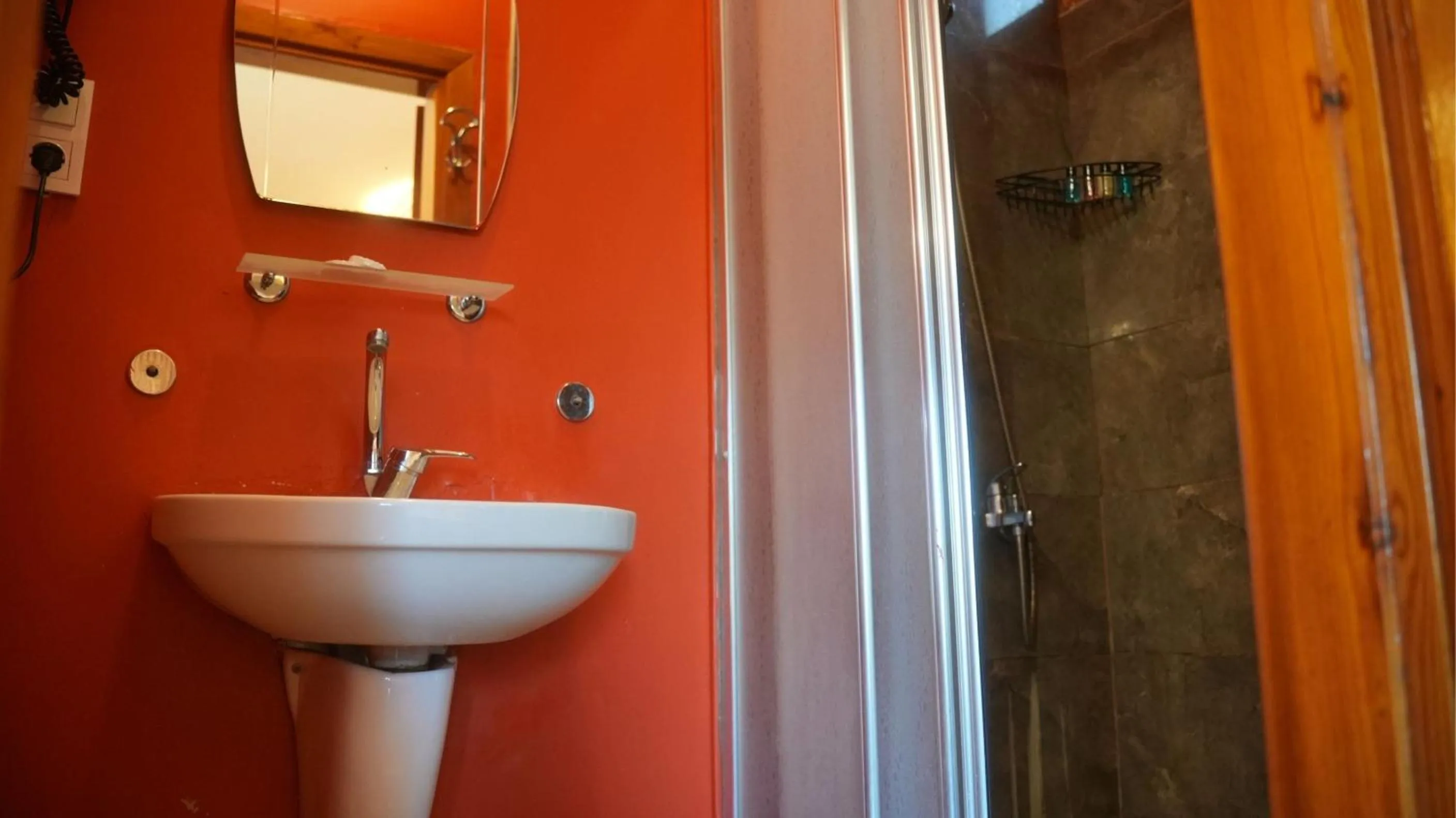 Shower in Treetops Park Hotel