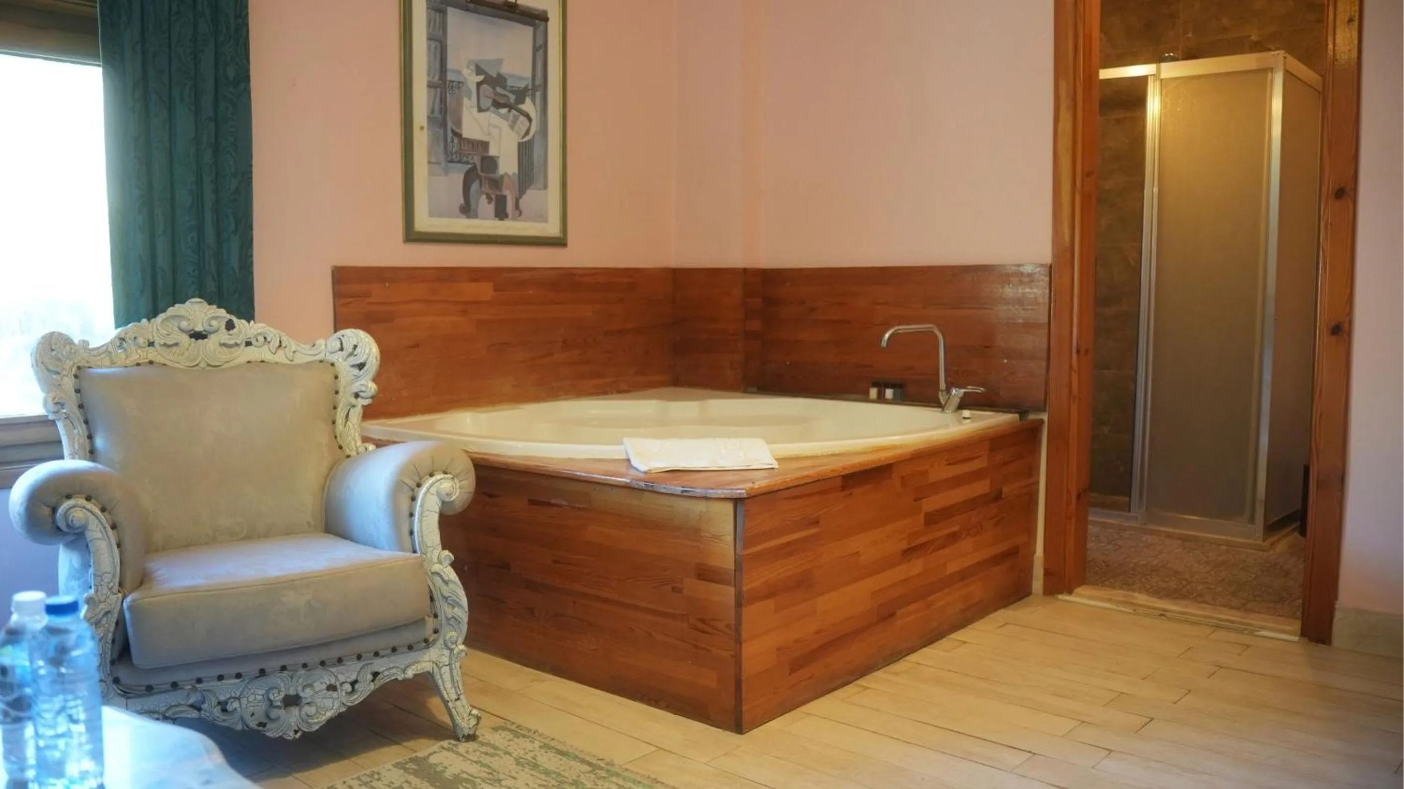 Hot Tub in Treetops Park Hotel