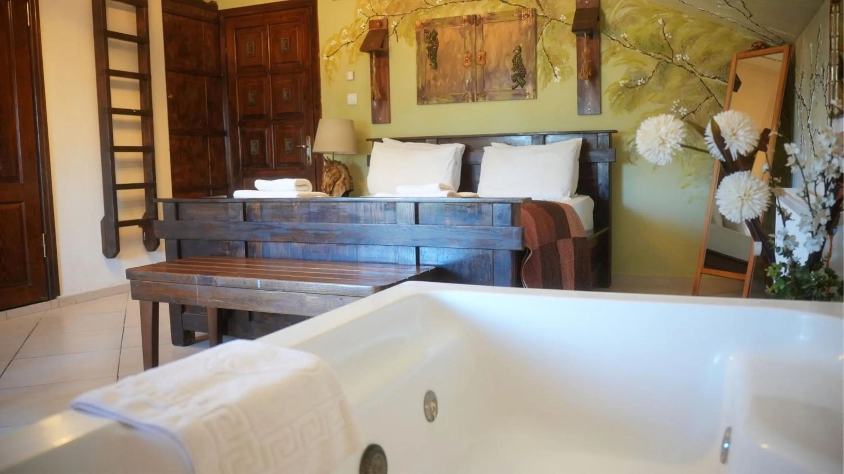 Bed in Treetops Park Hotel