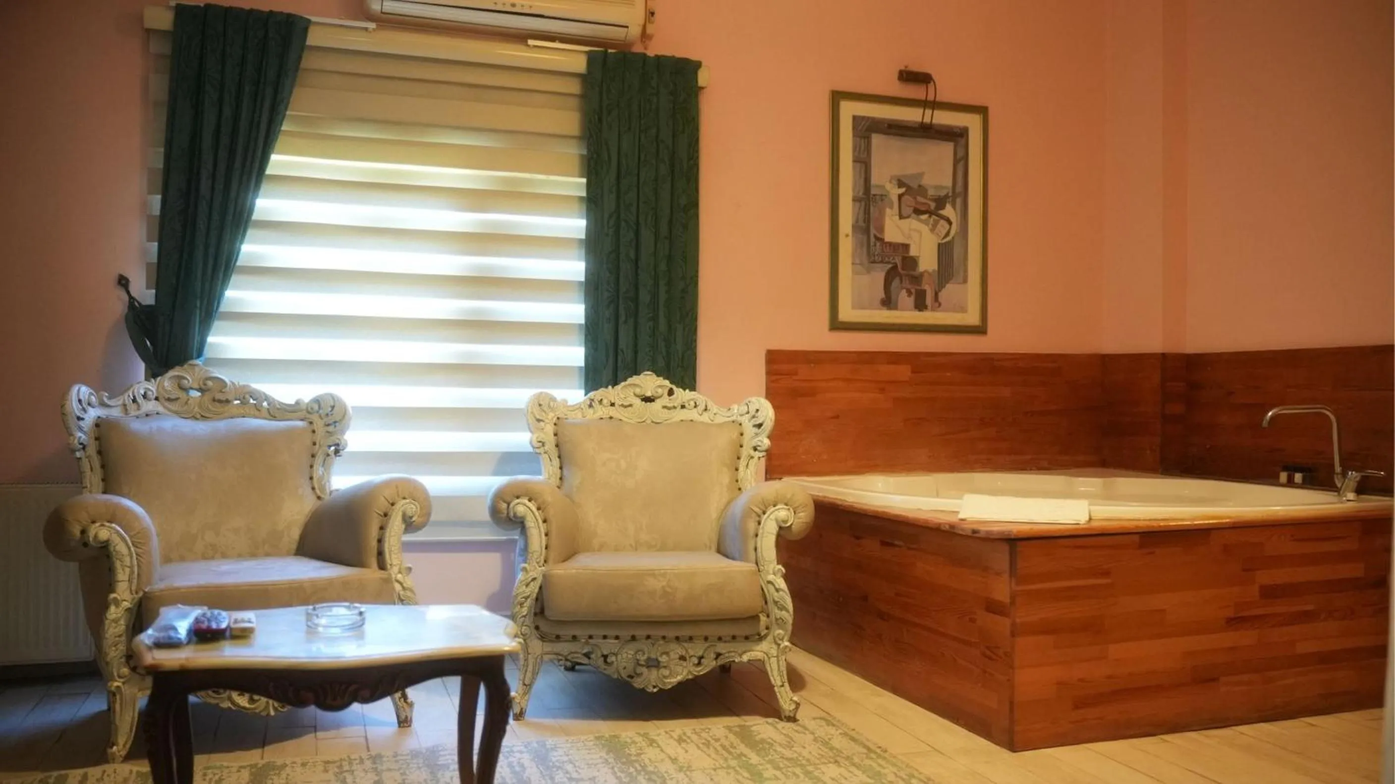 Hot Tub in Treetops Park Hotel