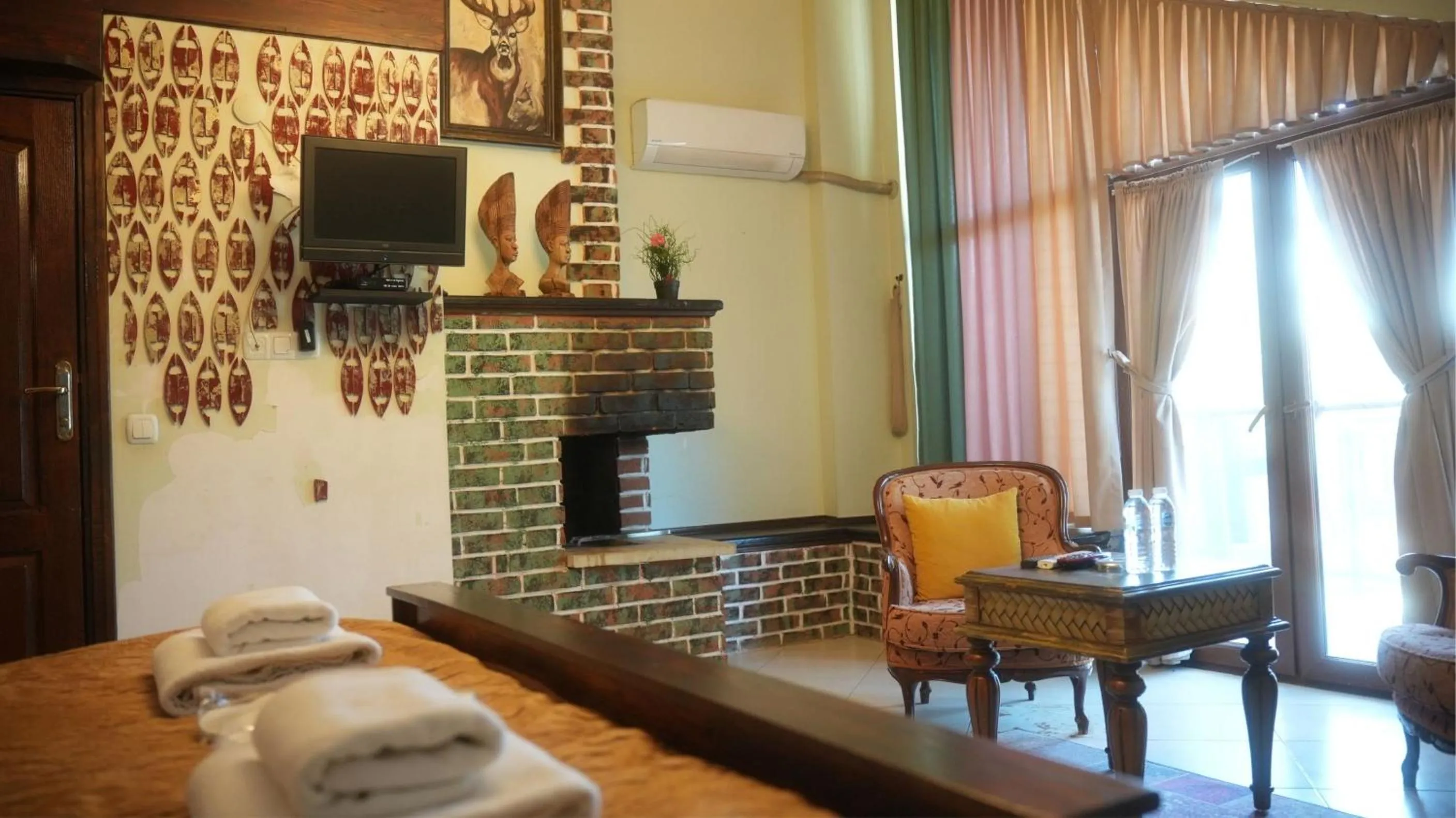 TV and multimedia in Treetops Park Hotel